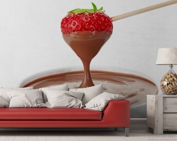 Wallario Vliestapete Schoko-fondue mit Erdbeer am Stiel, seidenmatte Oberfläche