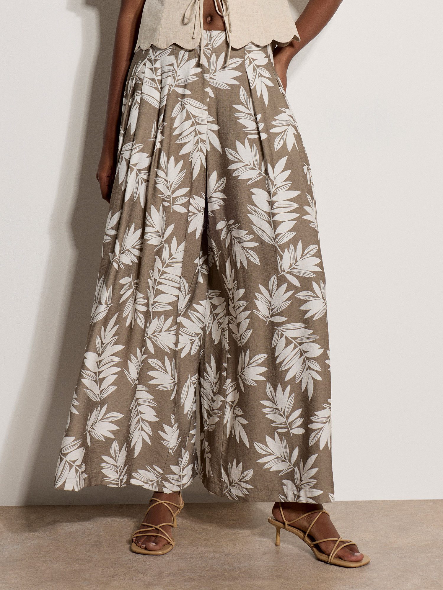 Apricot Culotte Plissierte Culotte-Hose mit Blattmuster