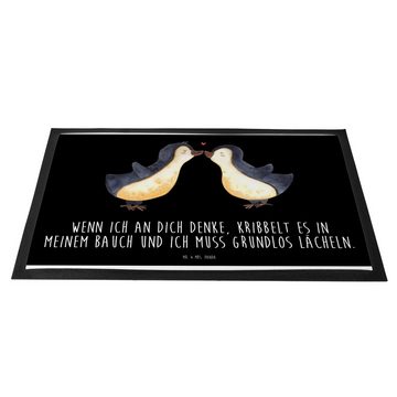 Fußmatte 40 x 60 cm Pinguine Kuss - Schwarz - Geschenk, Fußabtreter, Mitbrings, Mr. & Mrs. Panda, Höhe: 0.3 mm, Elegantes Design