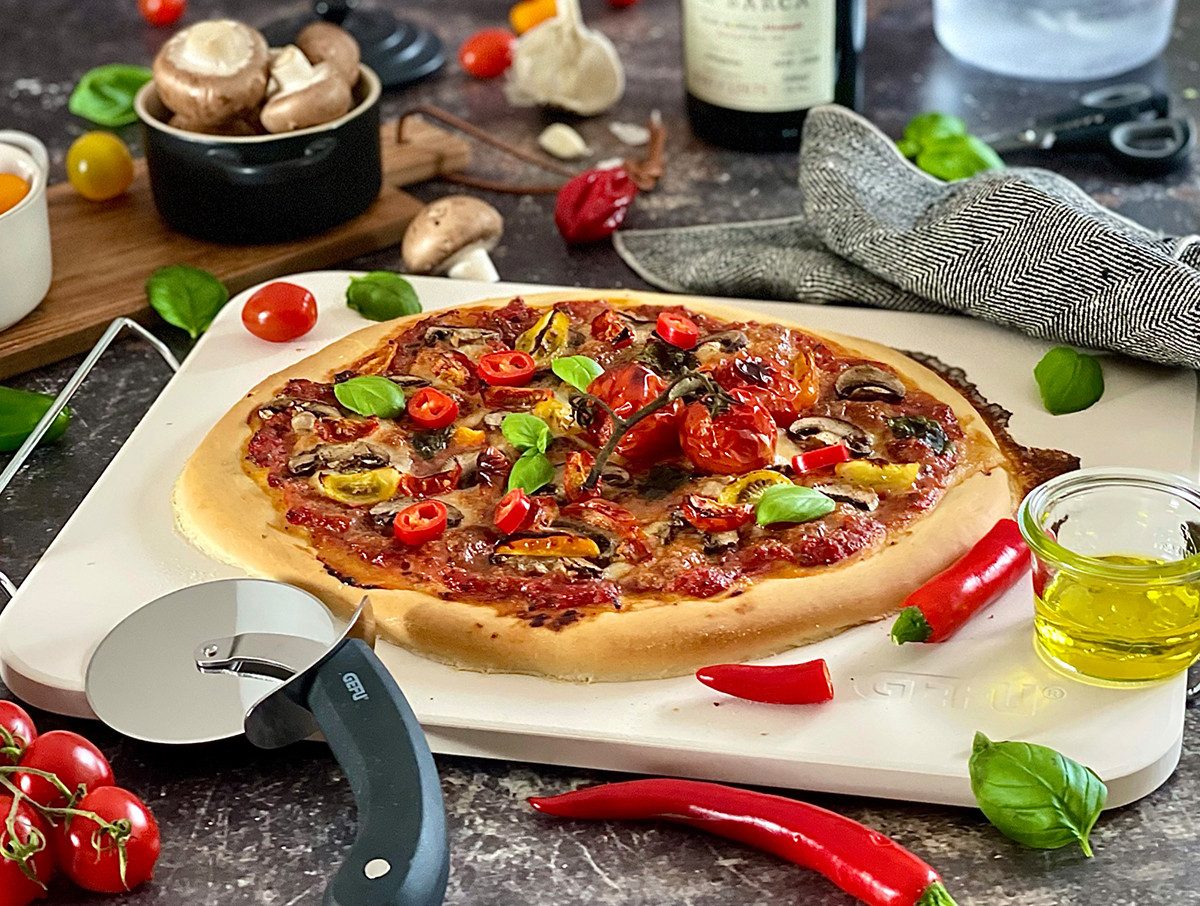 GEFU Pizzastein Set: Pizzastein DARIOSO mit Gestell + Pizzaschneider + Pizza-Schieber, Edelstahl, Keramik, Kunststoff, (Set, 4-St., Pizzastein, Gestell, Pizzaschneider, Pizzaschieber), Premium-Qualität, vielseitig, leicht zu reinigen, perfektes Geschenk