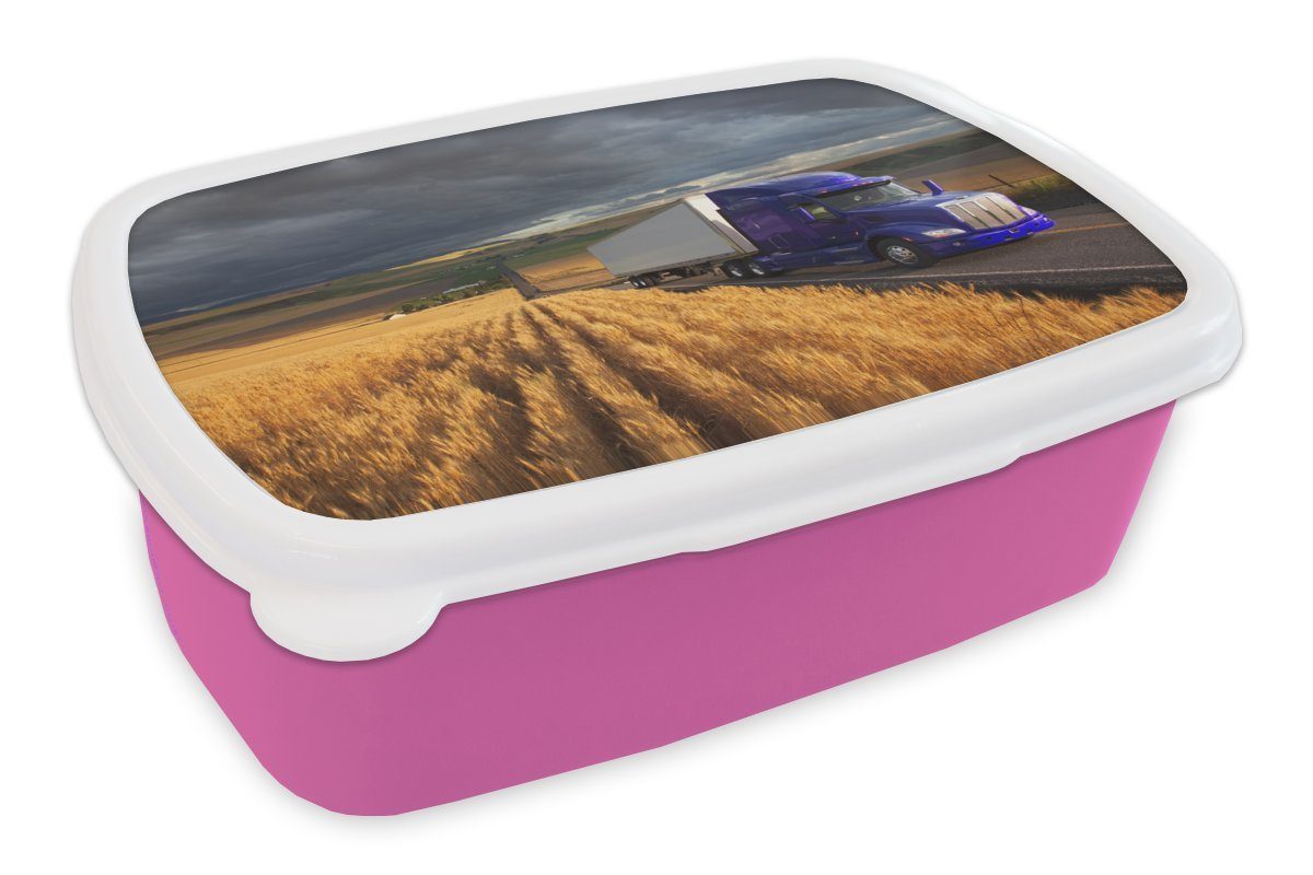 MuchoWow Lunchbox Lila LKW zwischen den Feldern, Kunststoff, (2-tlg), Brotbox für Erwachsene, Brotdose Kinder, Snackbox, Mädchen, Kunststoff rosa