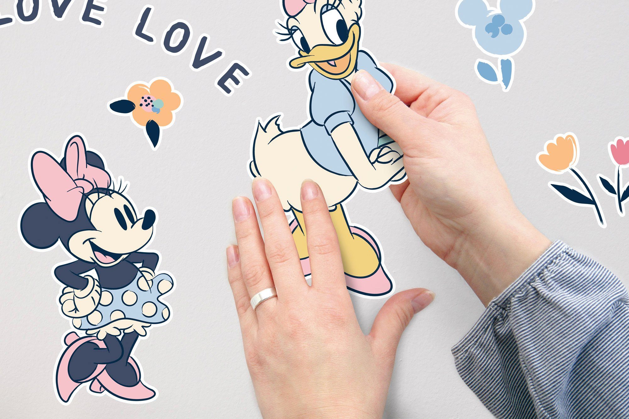 Komar Wandtattoo Love Love Love - Größe 50 x 70 cm (40 St), selbstklebend, Wandsticker, Kinderzimmer