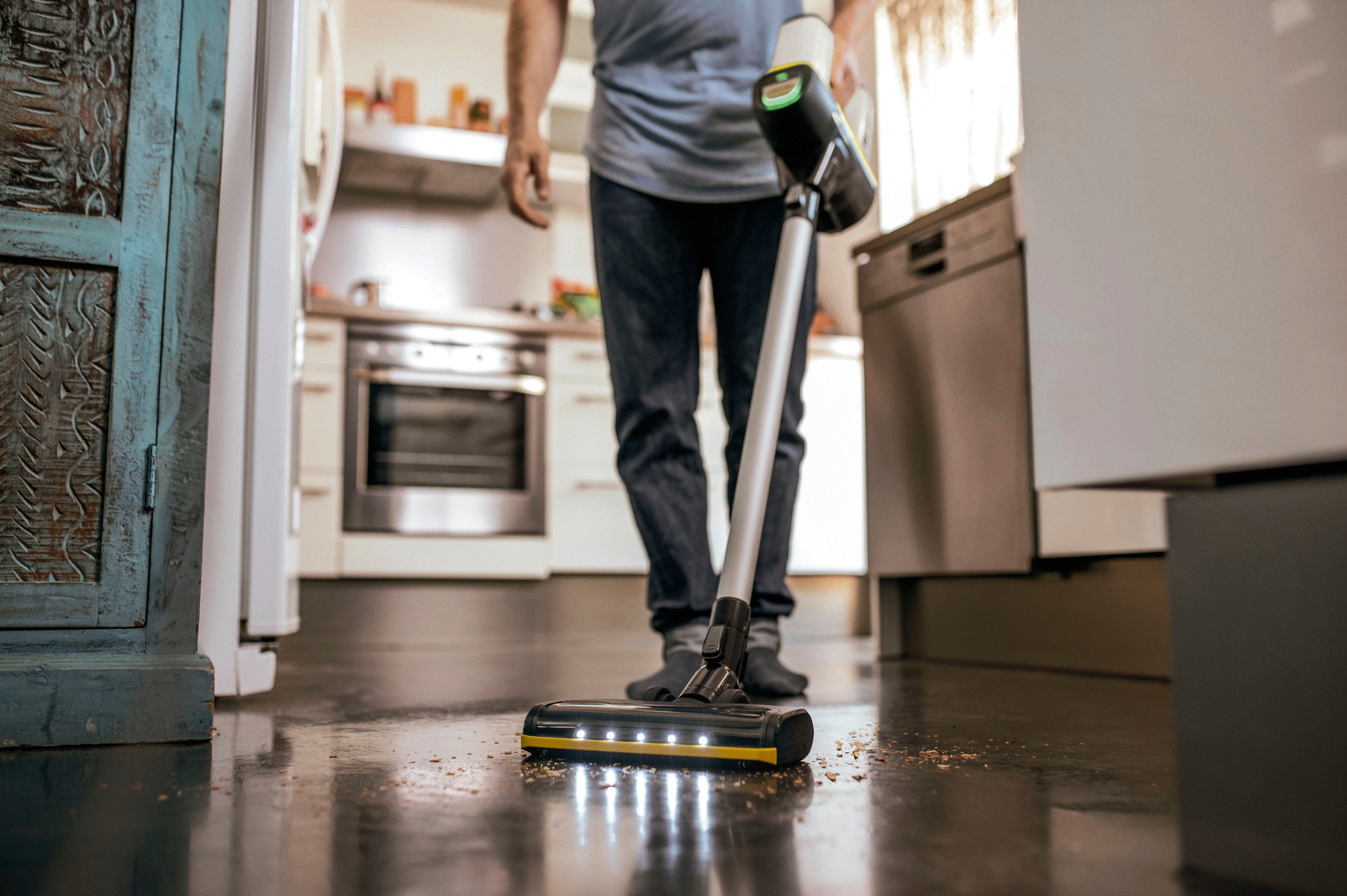 KÄRCHER Akku-Bodenstaubsauger VC 6 Cordless ourFamily, beutellos, 2 Saugstufen, Laufzeit: bis zu 50 min.,Wandhalterung mit Ladefunktion