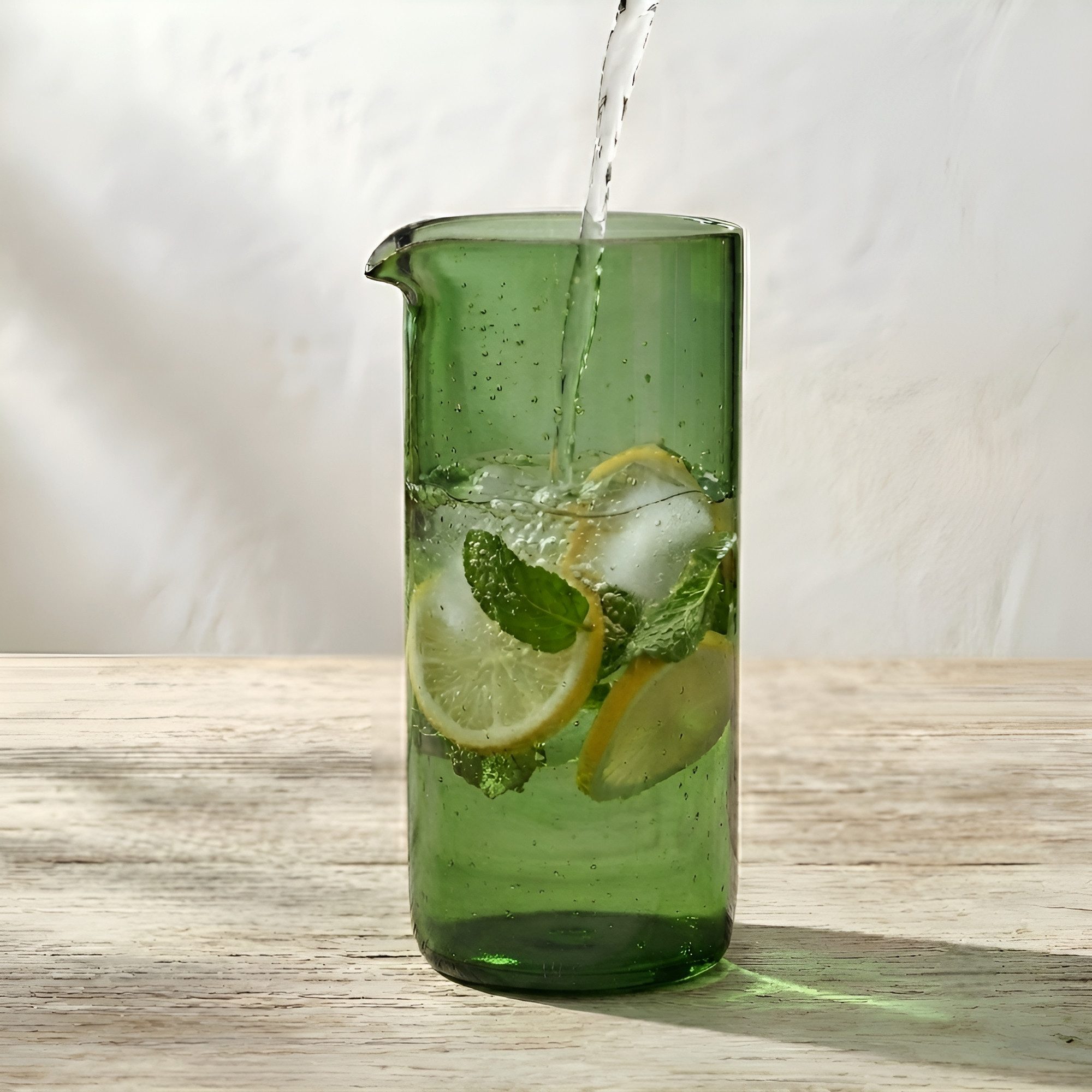 Upglassic Wasserkaraffe Upcycling-Karaffe aus echter Weinflasche – Glaskaraffe 750ml, (1x Upglassic Karaffe / Krug ca. ⌀ 8,5 x 17 cm, Glaskrug), Upcycling-Glas aus alten Weinflaschen