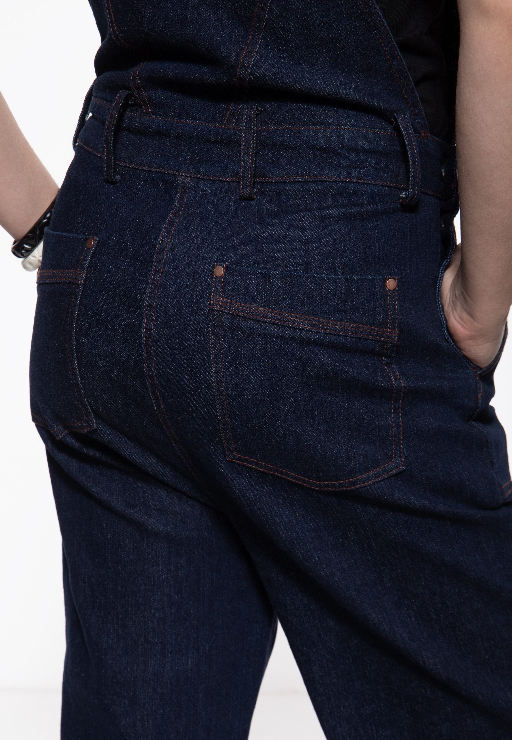 QueenKerosin Latzjeans Velma mit gekrempelten Beinabschlüssen – Bild 5 von 5