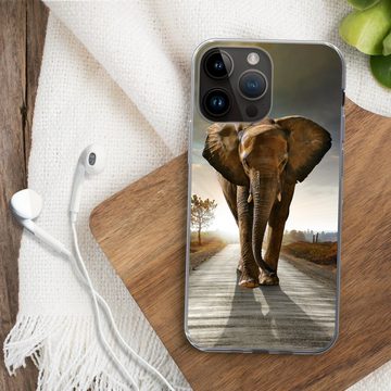 MuchoWow Handyhülle Elefant - Straße - Tiere - Sonnenuntergang - Landschaft, Handyhülle Telefonhülle Apple iPhone 14 Pro Max