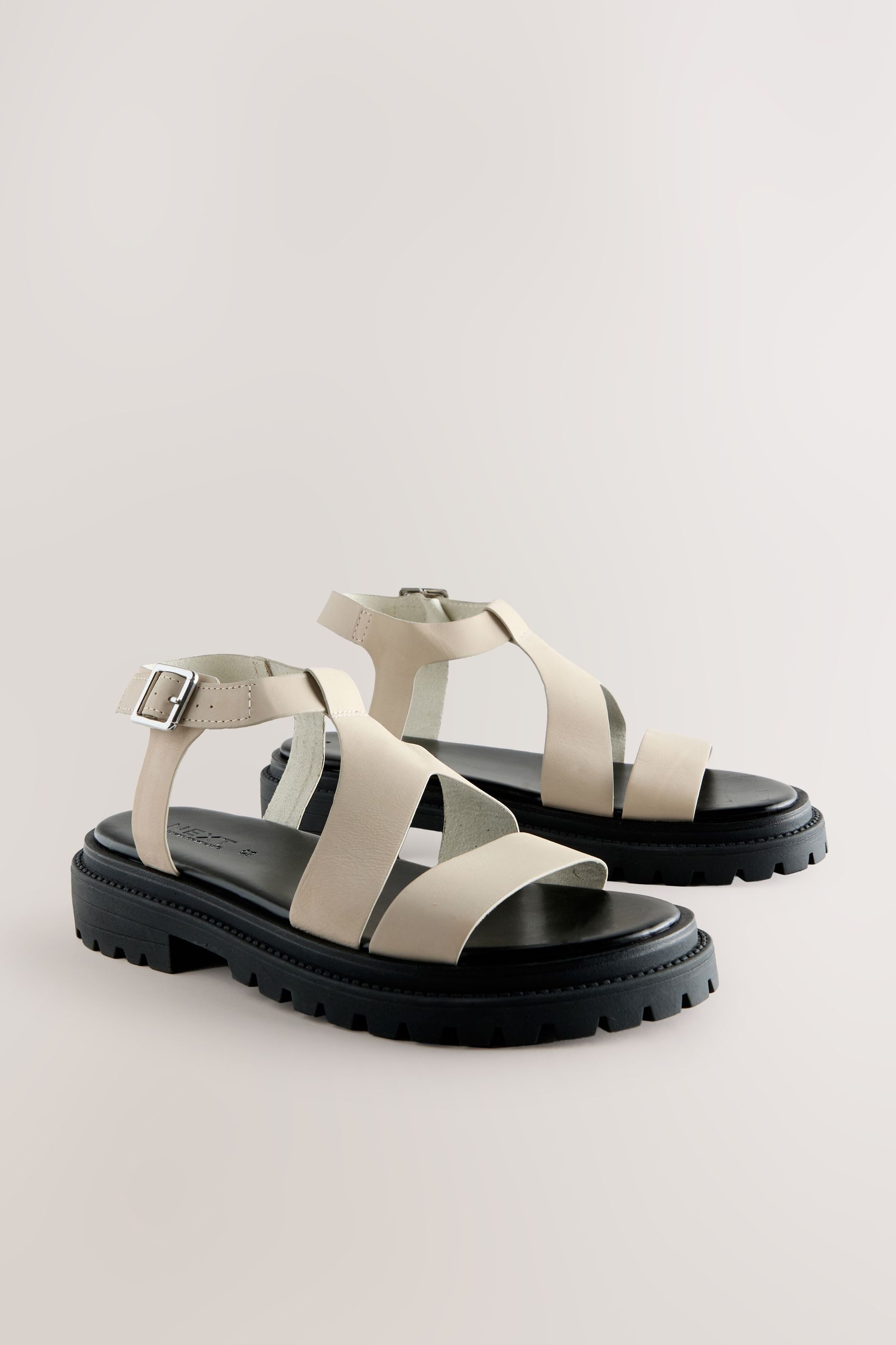 Next Breite Sandalen mit gekreuzten Riemen günstig online kaufen