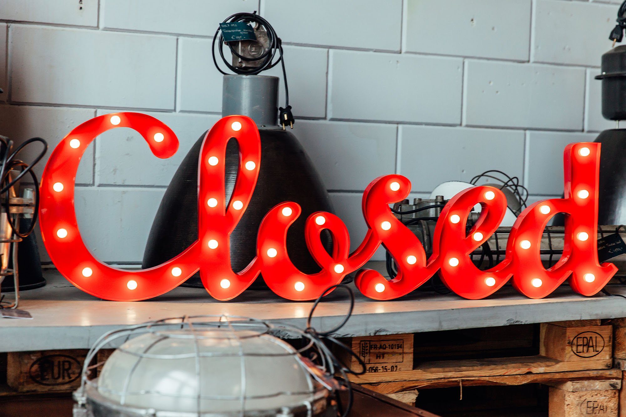 MARQUEE LIGHTS LED Dekolicht Closed, LED fest integriert, Warmweiß, Wandlampe, Tischlampe Geschlossen 36 Leuchtmittel - 121x38 cm