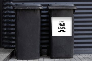 MuchoWow Wandsticker Zitate - Kleine Männerhöhle - Sprichwörter - Jungen - Kind (1 St), Mülleimer-aufkleber, Mülltonne, Sticker, Container, Abfalbehälter