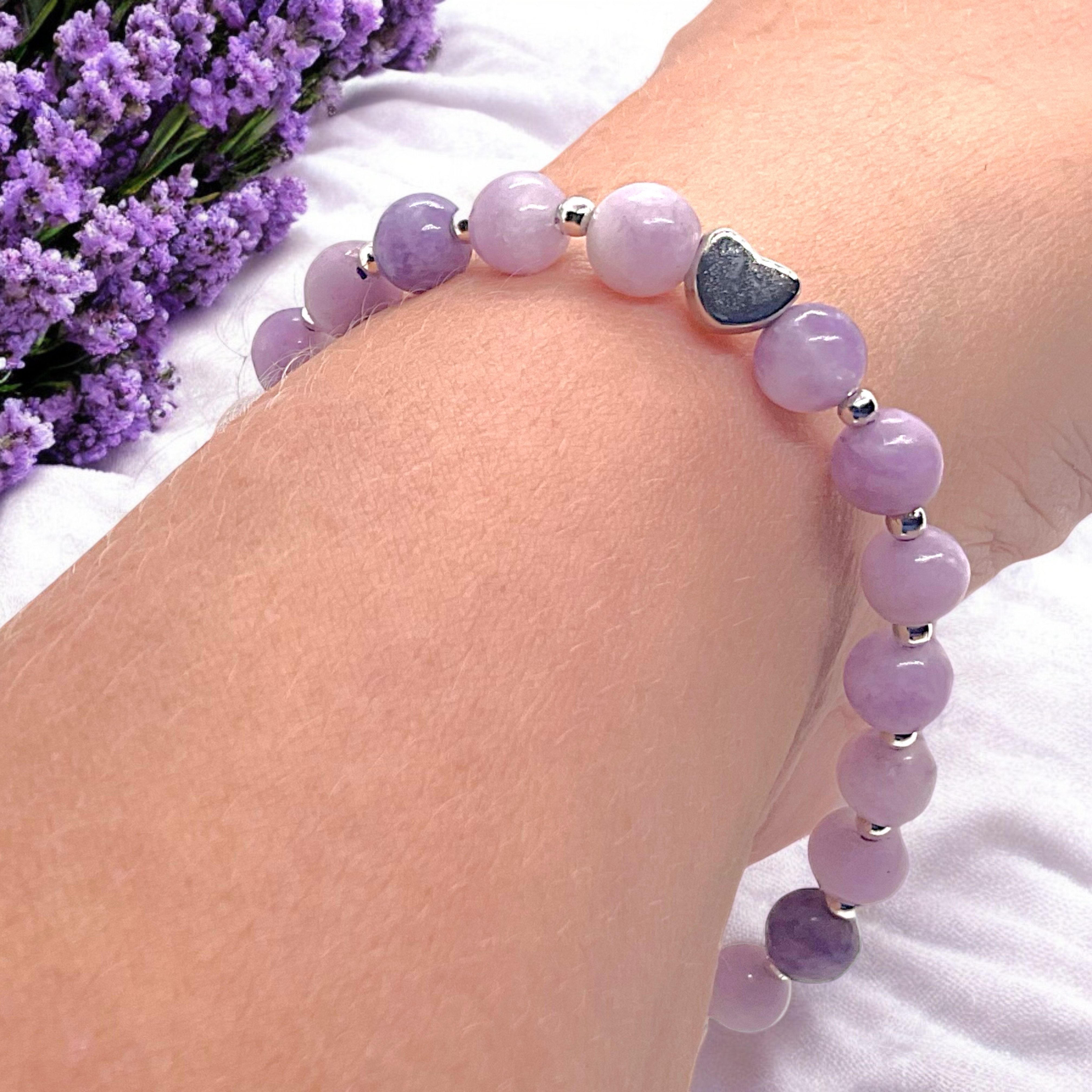 Steinfixx® Perlenarmband Lepidolith Edelsteine mit Silberperlen und Herz inclusive Geschenkbox (Natursteine, innerer Frieden, Handmade in Germany, Heilsteine, Chakrasteine), Handgearbeitet, ein Geschenk für sich selbst oder die Liebsten