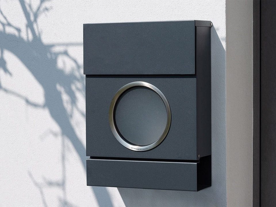 Radius Wandbriefkasten Briefkasten Letterman MB Anthrazit (RAL 7016) inkl. LED-Licht, inkl. akkubetriebener LED-Innenbeleuchtung