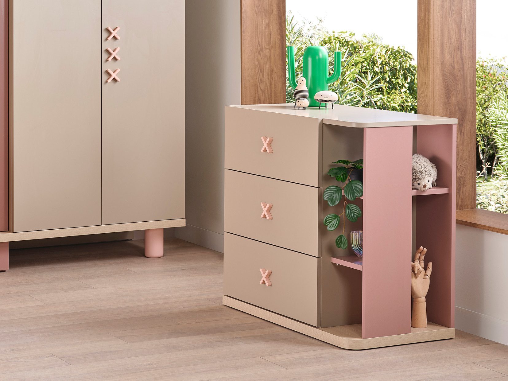 Möbel-Zeit Kommode NORDIC – Beige & Rosa – 3 Schubladen & 3 offene Seitenfächer