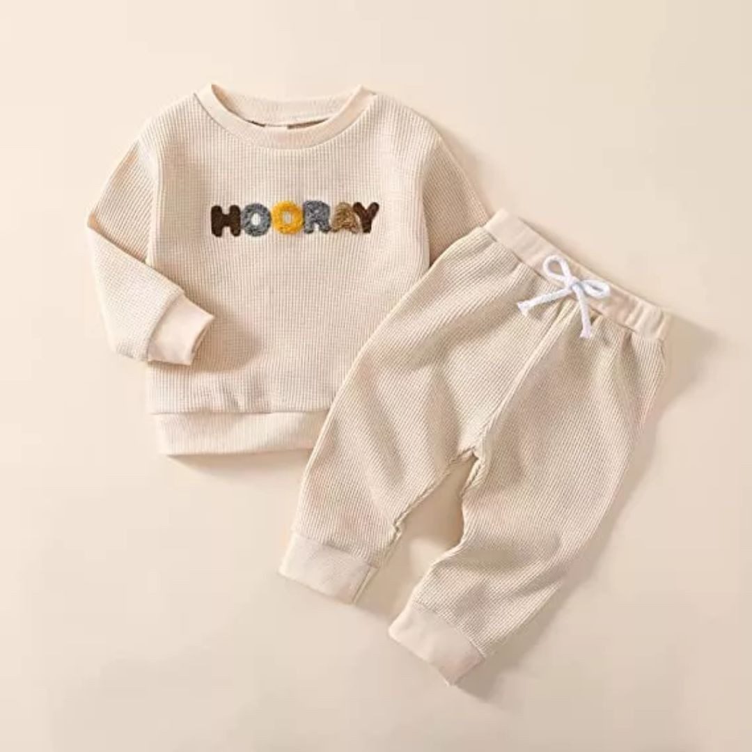 suebidou Freizeitanzug 2 teiliges Outfitset Hose und Sweatshirt Hausanzug Joggingsanzug, witziger Patch Hooray, Waffleoptik