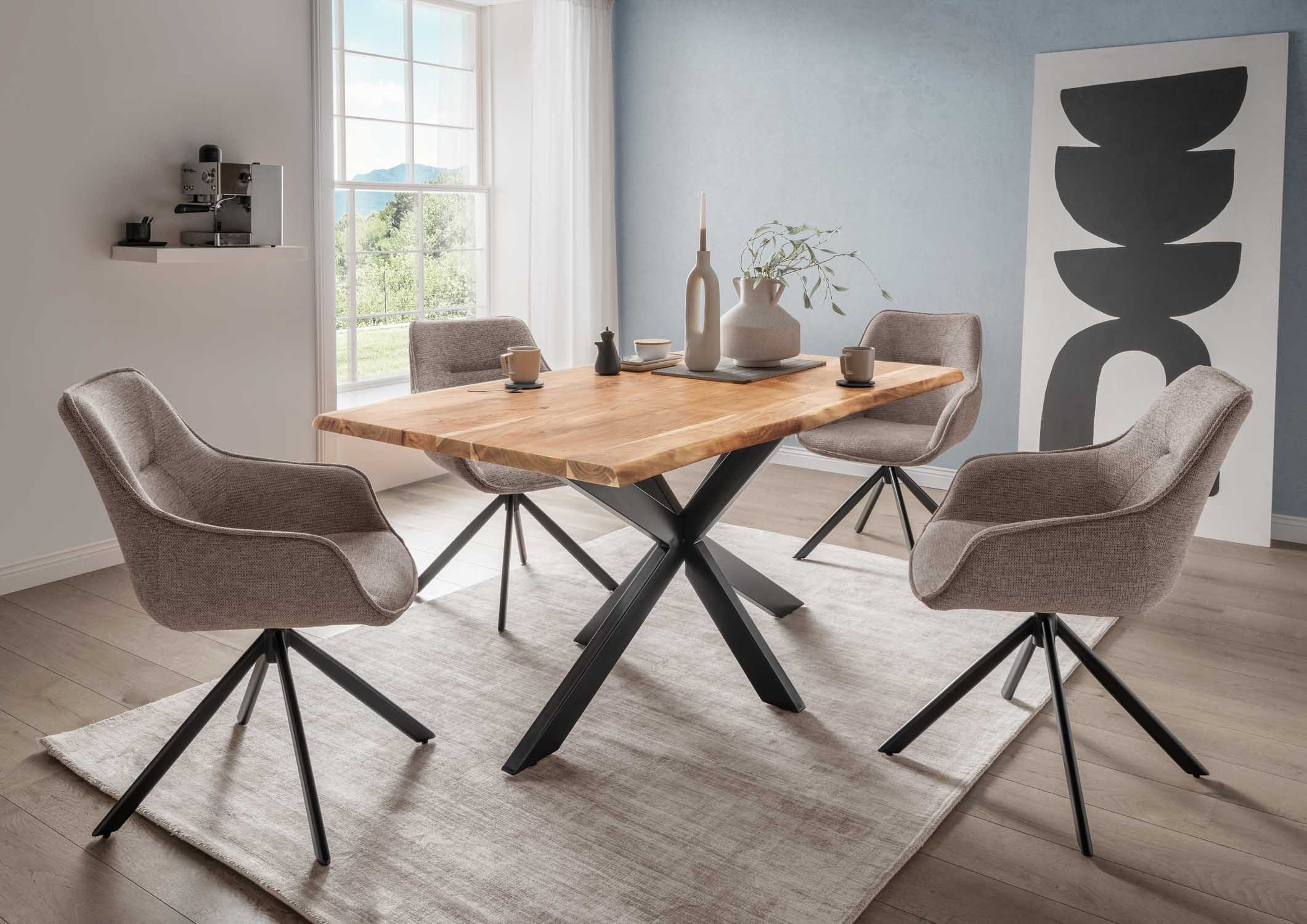 MR.DEKO Esszimmer-Set Essgruppe San Carlo beige & Tisch Catania 160x90 cm Cross, (5-St., 5-teiliges Esszimmer-Set mit Polstersesseln & Holztisch), Drehbare Komfortsessel in Braun & Esstisch mit Baumkante aus Akazie