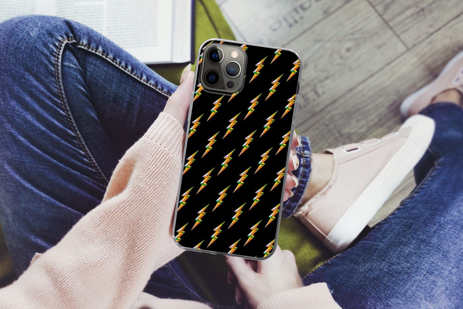 MuchoWow Handyhülle für Apple iPhone 12 Pro Blitzschlag - Gelb - Schwarz, Smartphone-Bumper, Print, Handy Schutzhülle Dünn