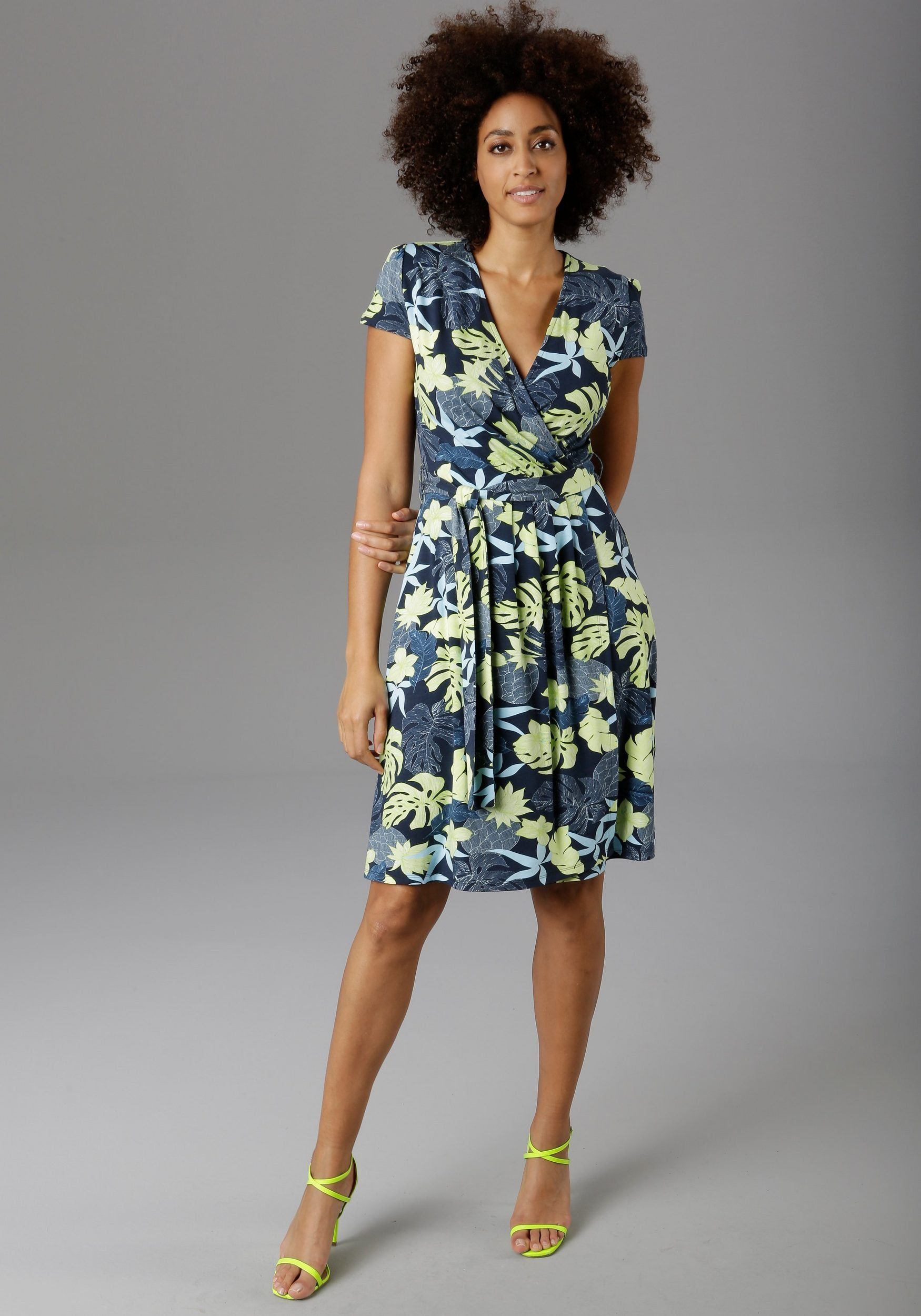 Aniston SELECTED Sommerkleid in modischen Farben günstig online kaufen
