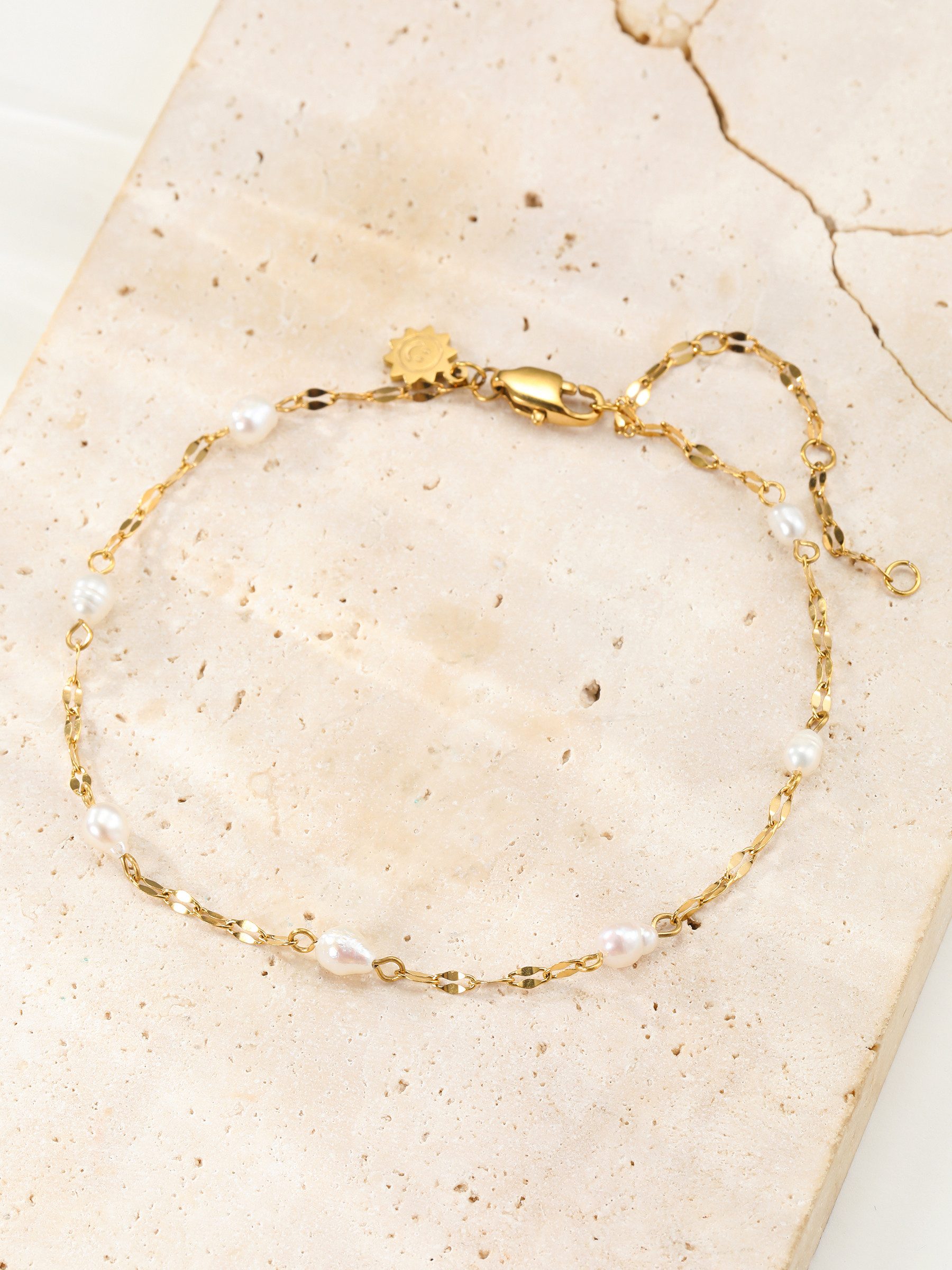 Hey Happiness Fußkette mit Süßwasserperlen – Edelstahl, Damen Fußschmuck vergoldet, verstellbares Sommer-Fußkettchen für Strand und Pool – Bild 4 von 5