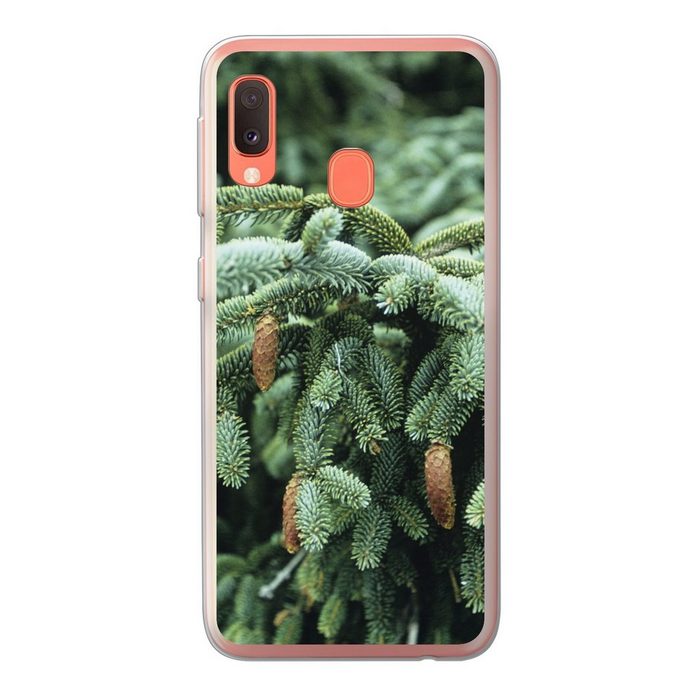 MuchoWow Handyhülle Eine Nahaufnahme eines Weihnachtsbaums in einem Wald in den Handyhülle Samsung Galaxy A20e Smartphone-Bumper Print Handy