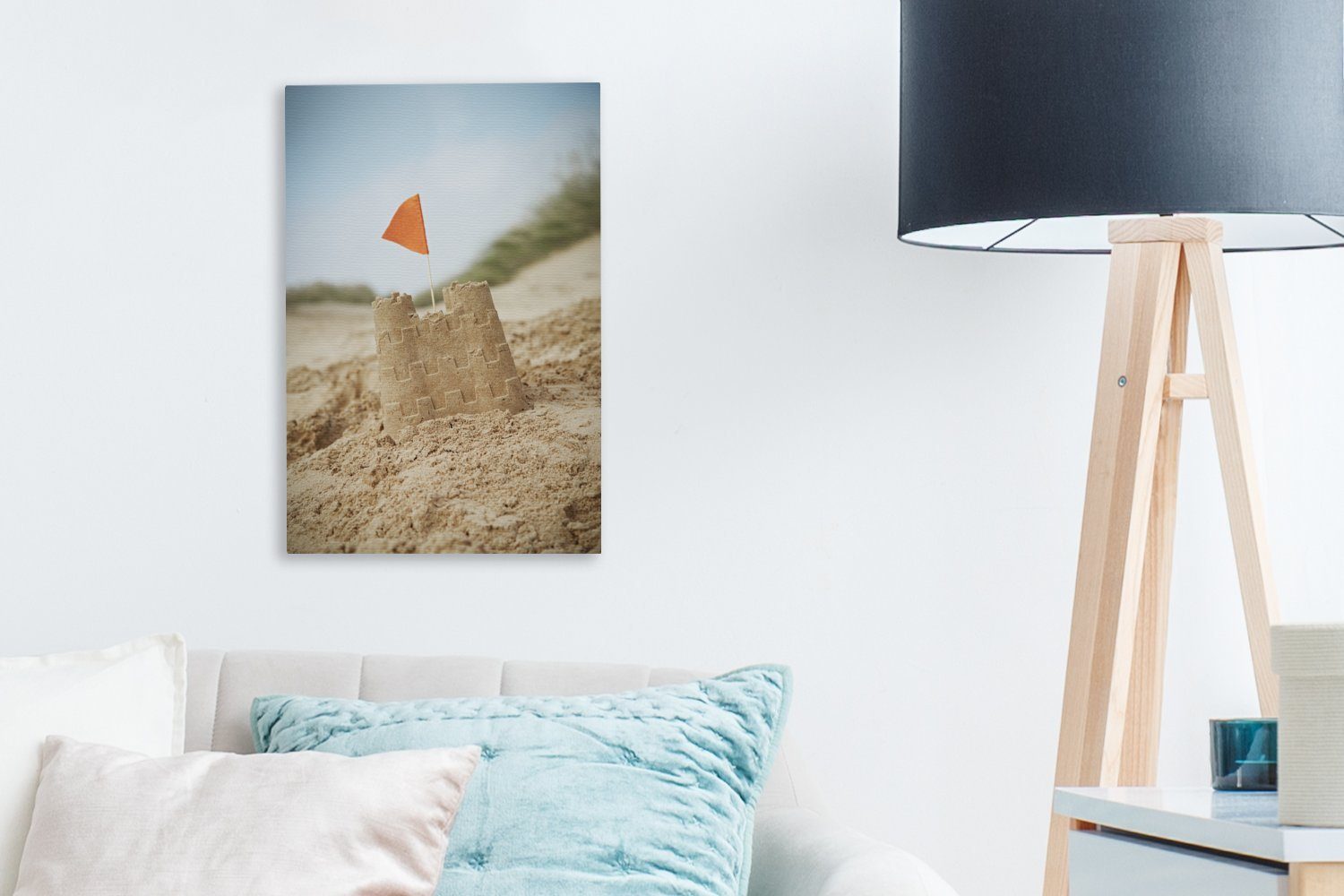 OneMillionCanvasses® Leinwandbild Kleine Sandburg mit 20x30 Flagge, fertig orangefarbener St), Gemälde, (1 Zackenaufhänger, inkl. bespannt cm Leinwandbild