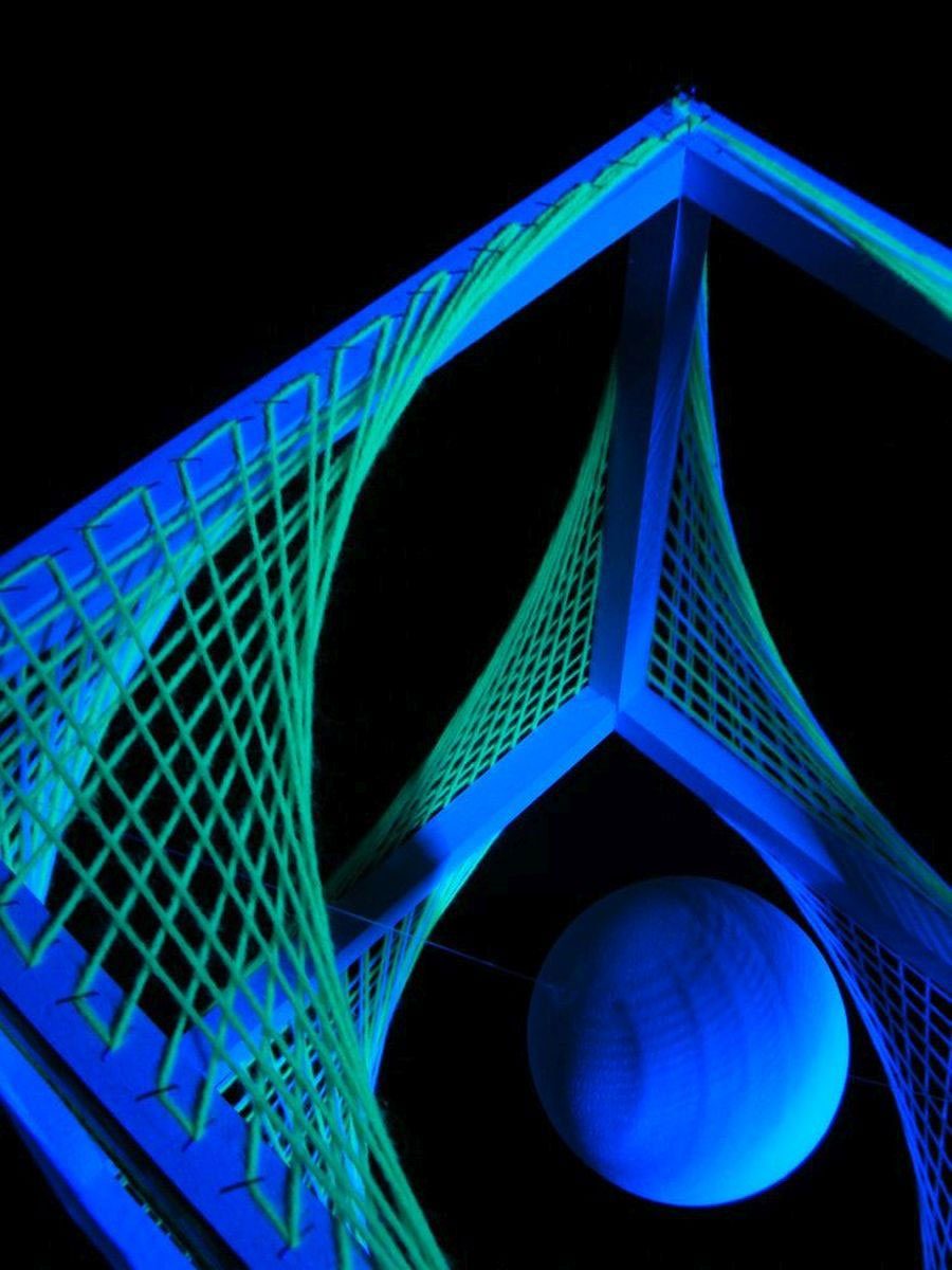 PSYWORK Dekoobjekt Schwarzlicht 3D StringArt Fadendeko Würfel "Blue Sky", 40cm, UV-aktiv, leuchtet unter Schwarzlicht