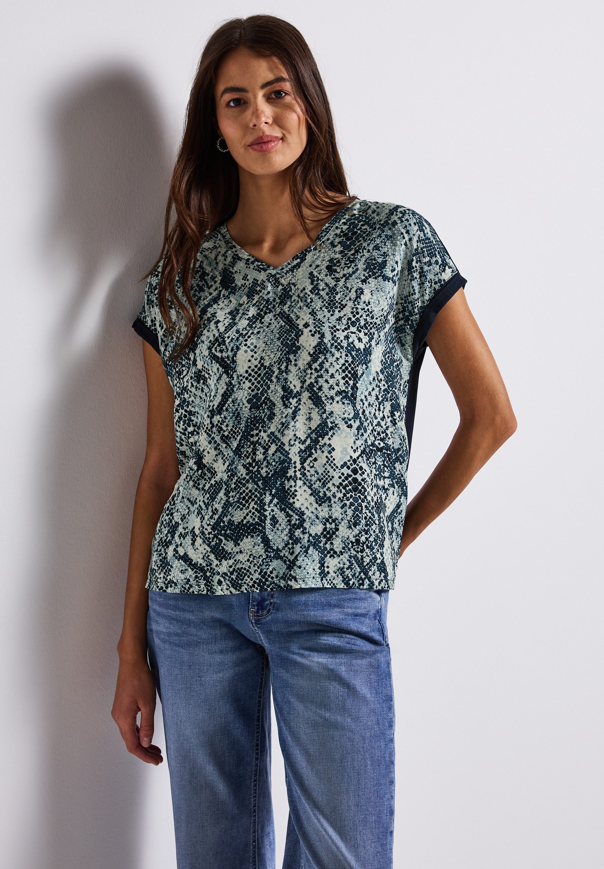 STREET ONE Shirttop mit gemusterter Front aus Viskose und V-Ausschnitt