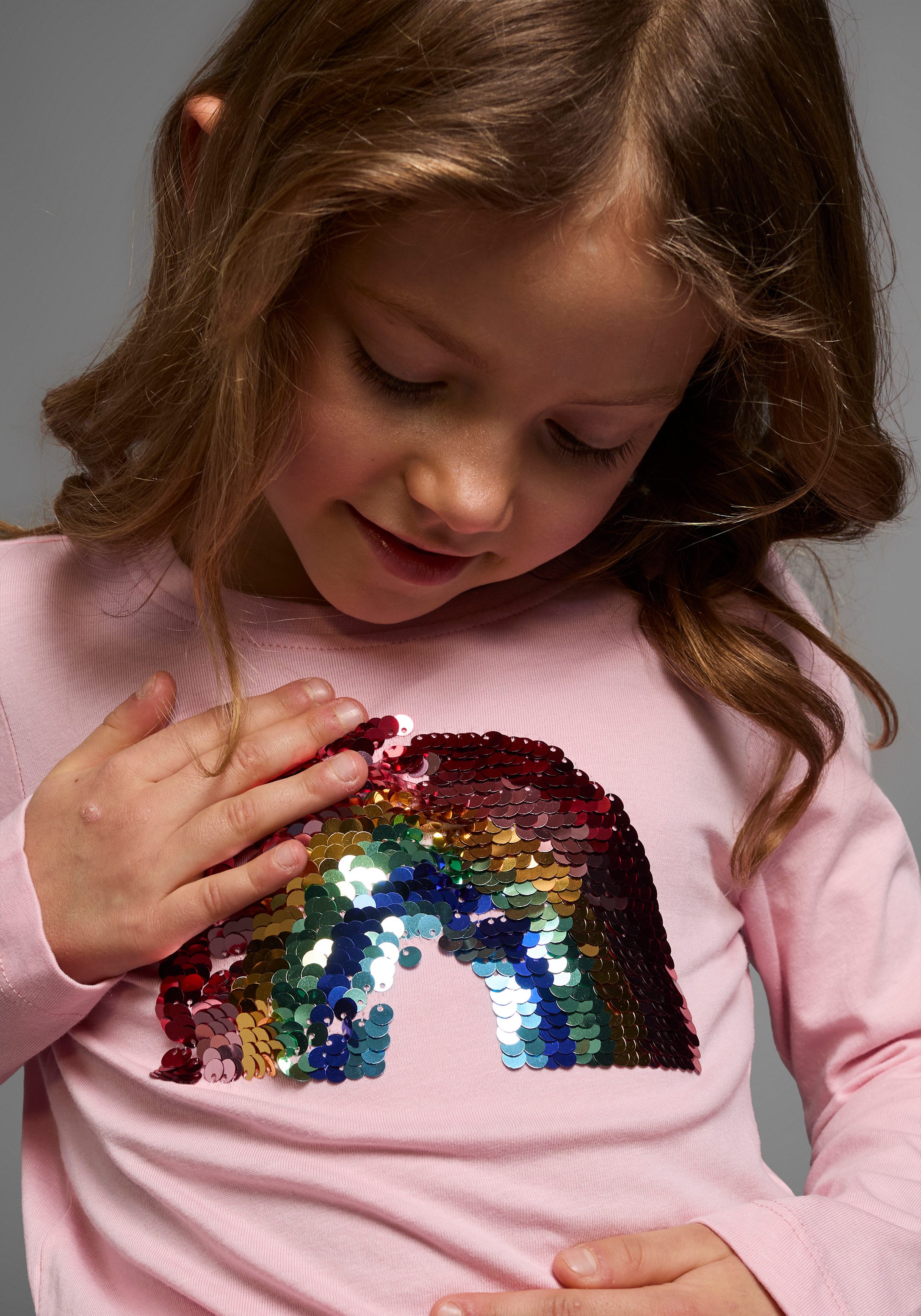 KIDSWORLD Langarmshirt Regenbogen Pailletten-Applikation Langarm, Basic-Passform, mit schimmernden Pailletten-Applikationen – Bild 3 von 5