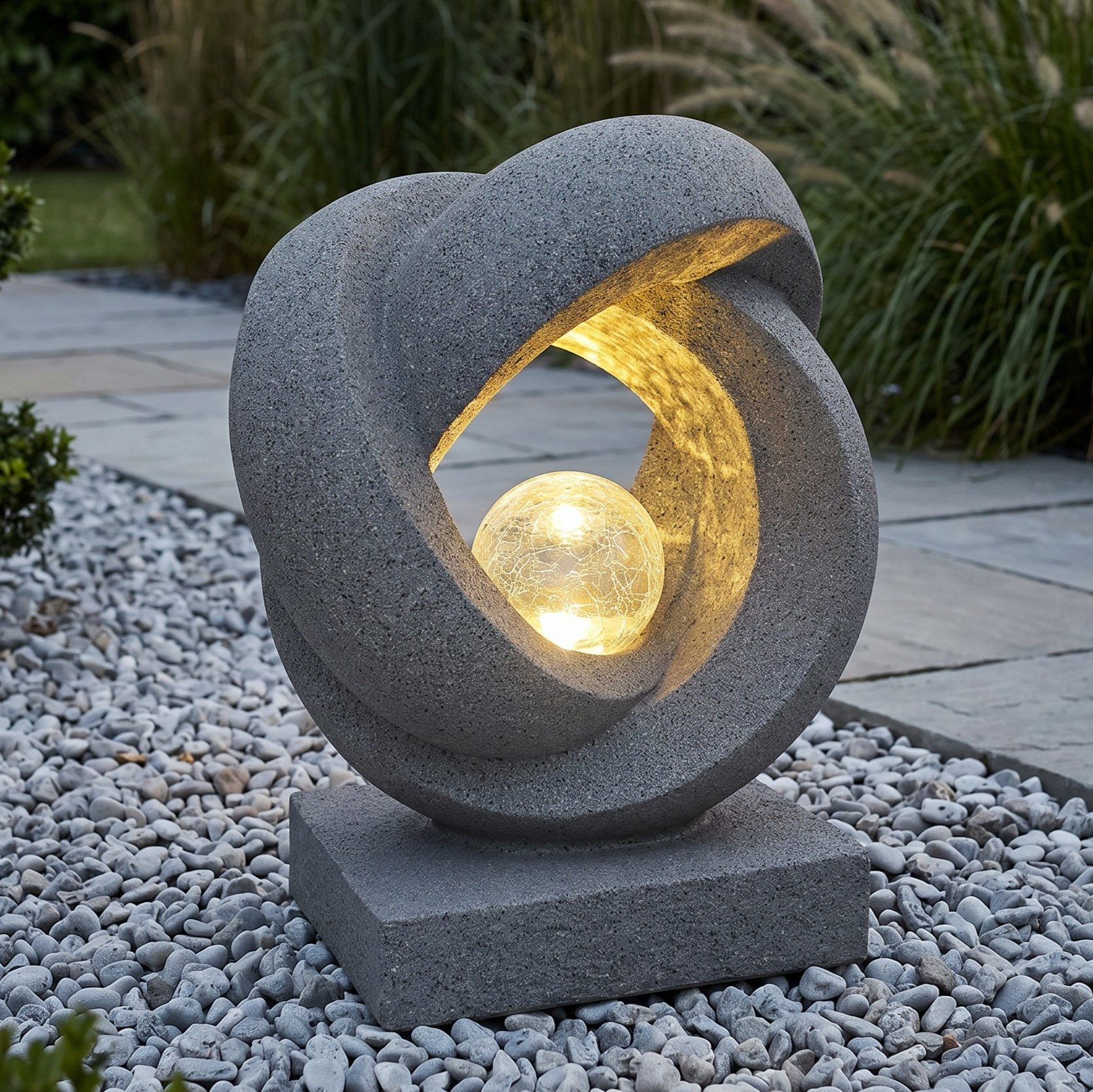 Arnusa LED Solarleuchte moderne Gartendeko Stein-Optik abstrakt Gartenleuchte mit Glaskugel, Automatisches Ein- und Ausschalten, LED fest integriert, warmweiß, moderne Gartenskulptur kabellos 31x38 cm