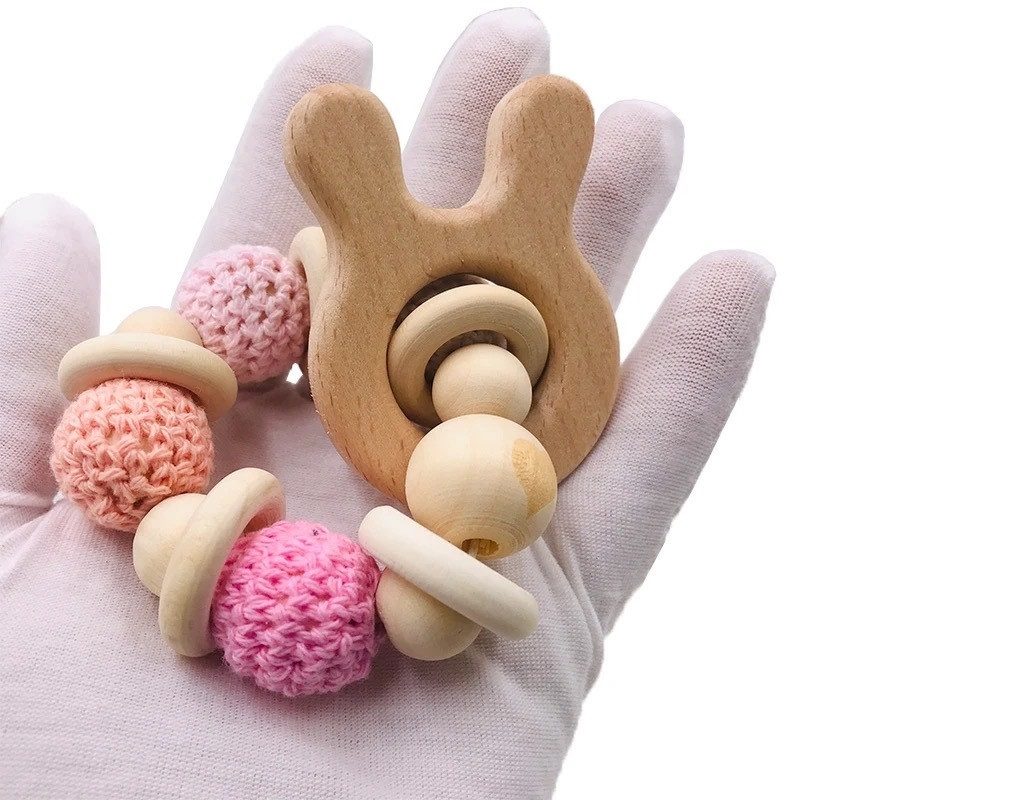 Manhattan Toy Kirschblüten Baby Bär – Reisespielzeug Mit Rassel, Quietscher & Beißring