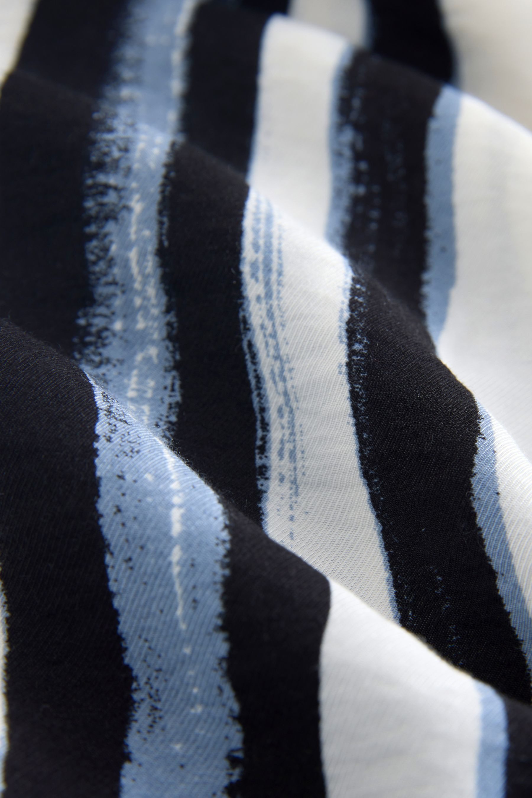Next Midikleid Langarm-Midikleid mit V-Ausschnitt und Bindegürtel (1-tlg)