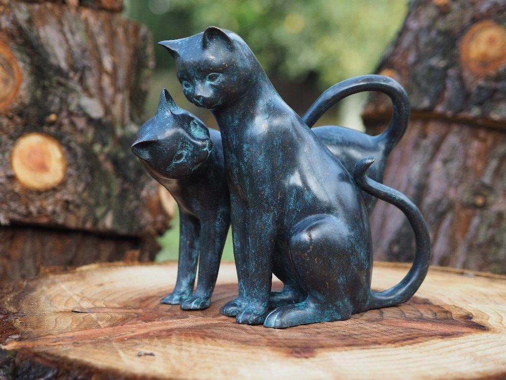 IDYL Dekofigur IDYL Bronze-Skulptur Zwei reizende Katzen, Bronze – sehr robust – Langlebig – witterungsbeständig gegen Frost, Regen und UV-Strahlung. Die Modelle werden in Wachsausschmelzverfahren in Bronze gegossen und von Hand patiniert.