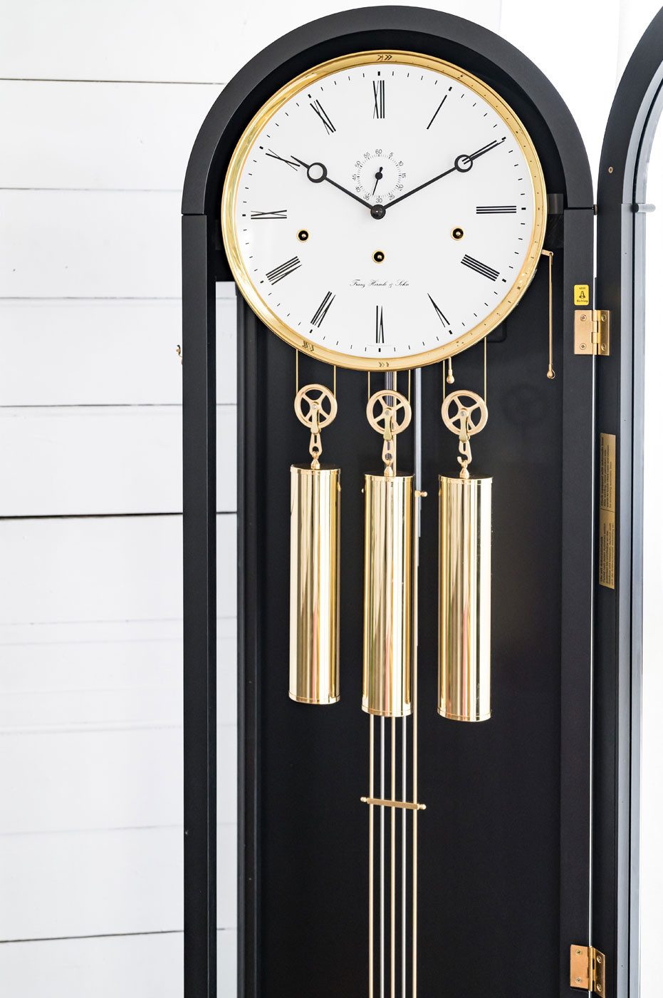Hermle Standuhr Standuhr Schwarz mit Wurzelholz - Hermle Modell: 01087-740461