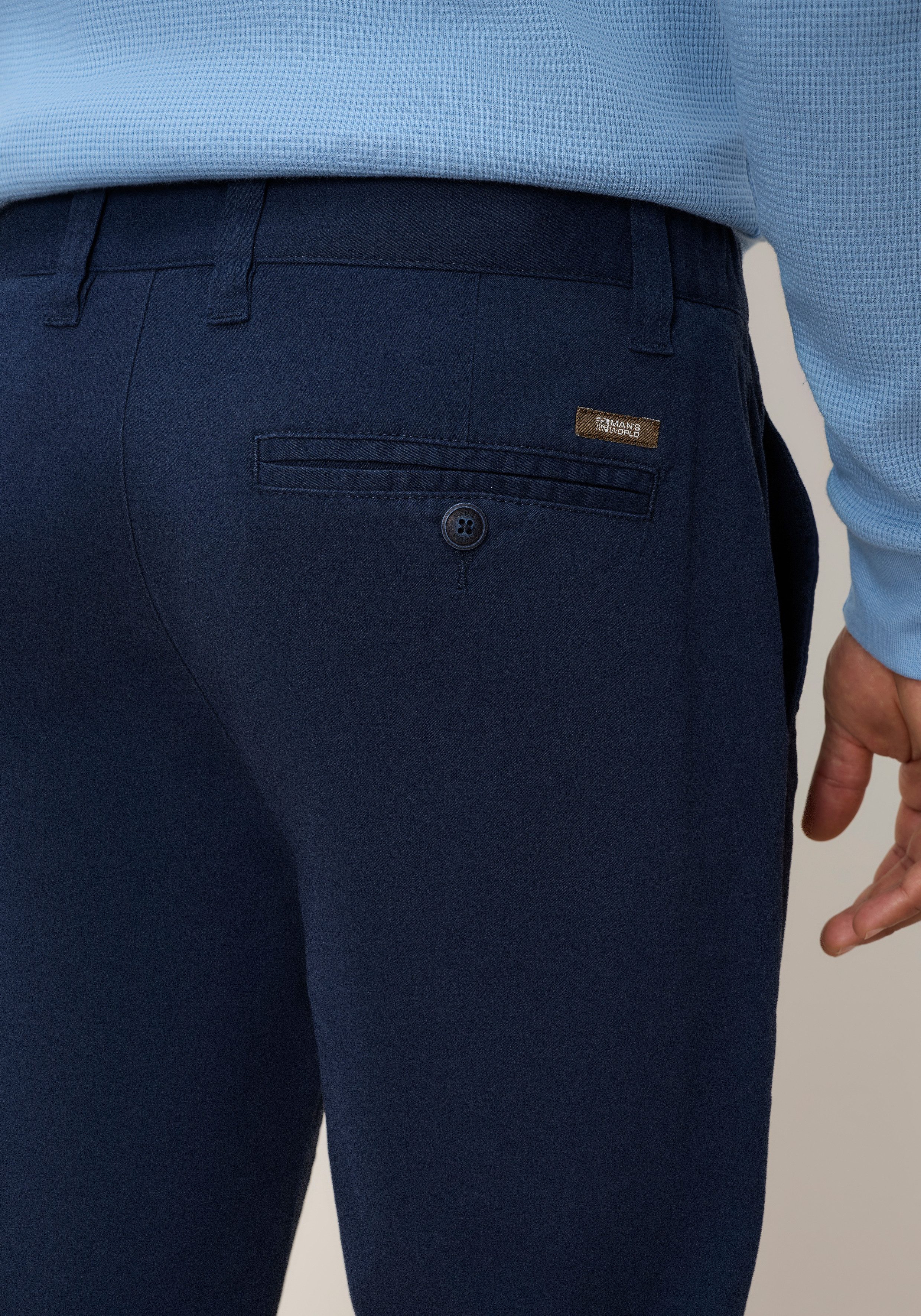 Man's World Chinohose "Classic Fit" mit verdecktem Dehnbund Das Must-have der Saison: Klassische Chino, angesagte Farben – Bild 3 von 5