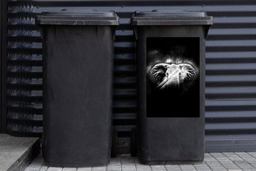 MuchoWow Wandsticker Elefant mit großen Ohren auf abstraktem Hintergrund - schwarz und weiß (1 St), Mülleimer-aufkleber, Mülltonne, Sticker, Container, Abfalbehälter