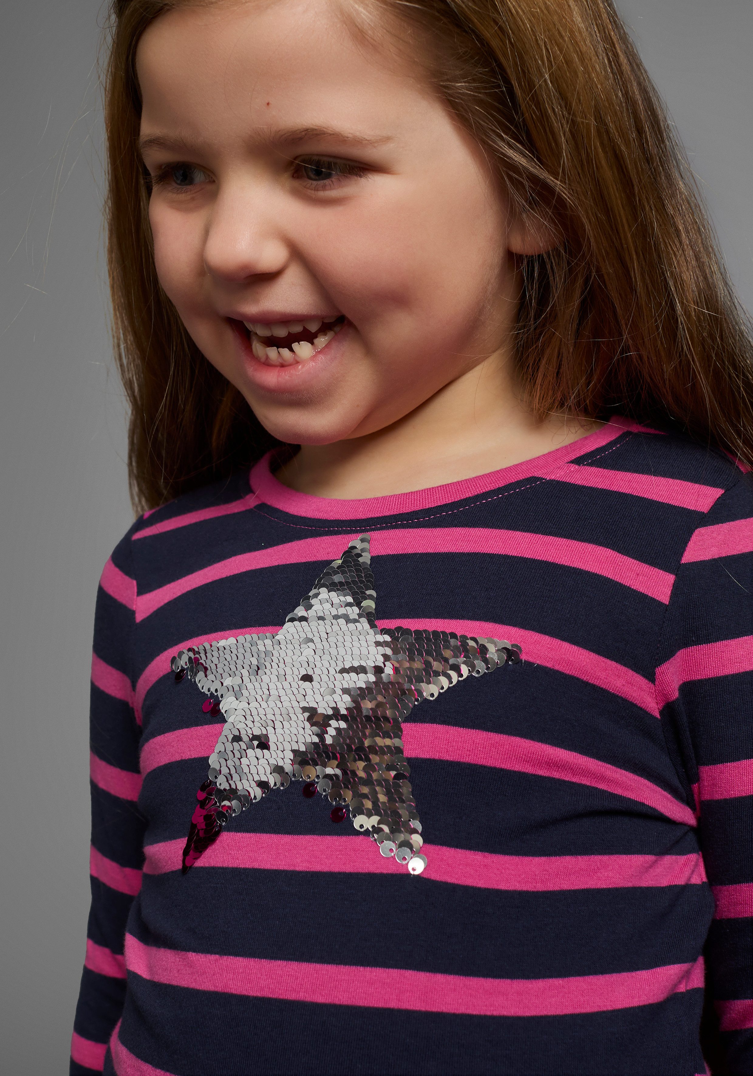 KIDSWORLD Langarmshirt für kleine Mädchen langärmlig, Basic-Passform, mit mehrfarbigen Streifen