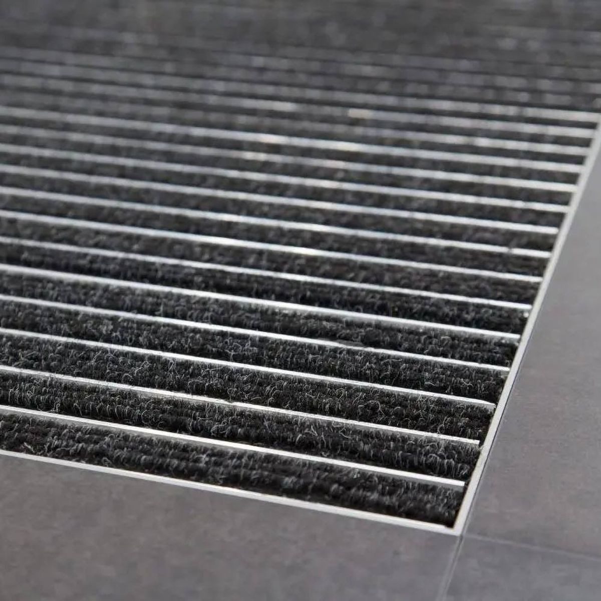 Emco Fußmatte Eingangsmatte DIPLOMAT + Rahmen Aluminium, Rips Anthrazit, rechteckig, Höhe: 25 mm, Größe: 600x400 mm, für Innen- und überdachten Außenbereich – Bild 5 von 5