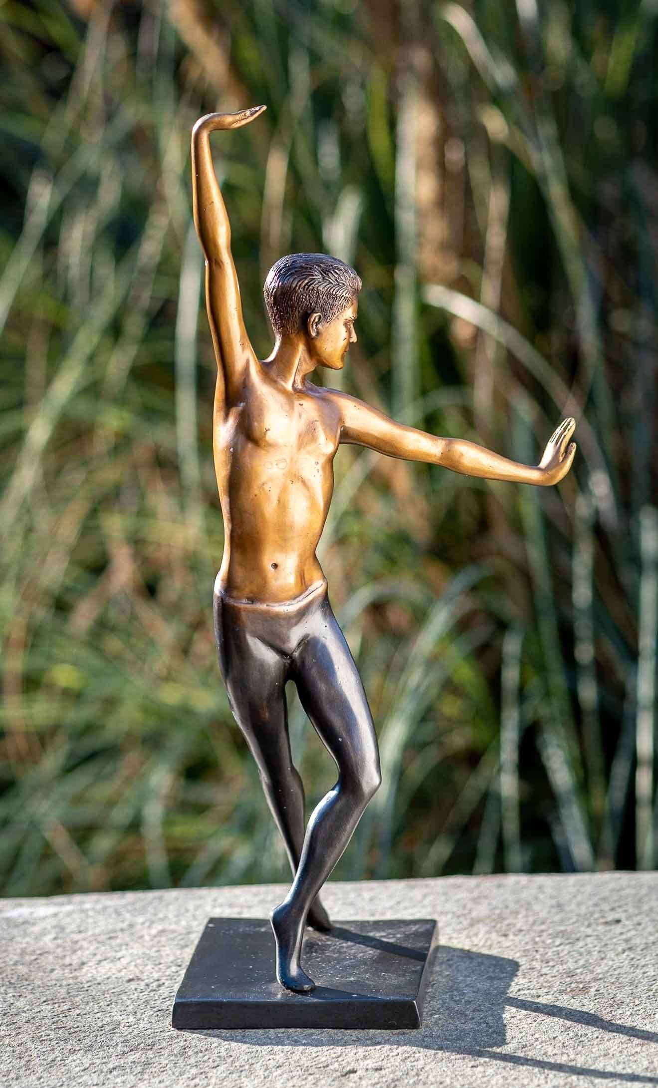IDYL Gartenfigur IDYL Bronze-Skulptur Tänzer, Bronze – sehr robust – Langlebig – witterungsbeständig gegen Frost, Regen und UV-Strahlung. Die Modelle werden in Wachsausschmelzverfahren in Bronze gegossen und von Hand patiniert.