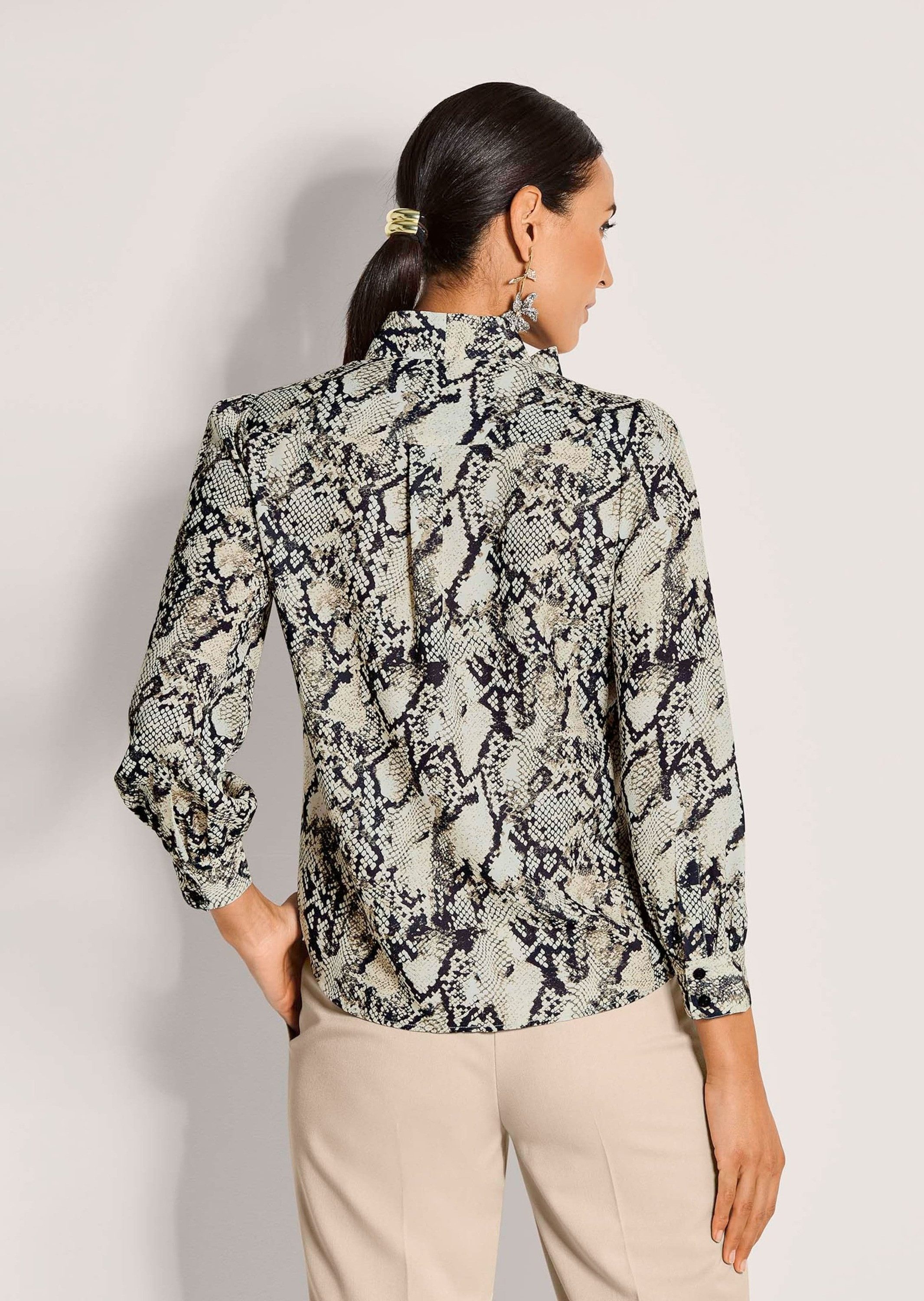 MADELEINE Langarmbluse Elegante Bluse mit Animal-Print Fließende Silhouette mit Stehkragen und langen Ärmeln