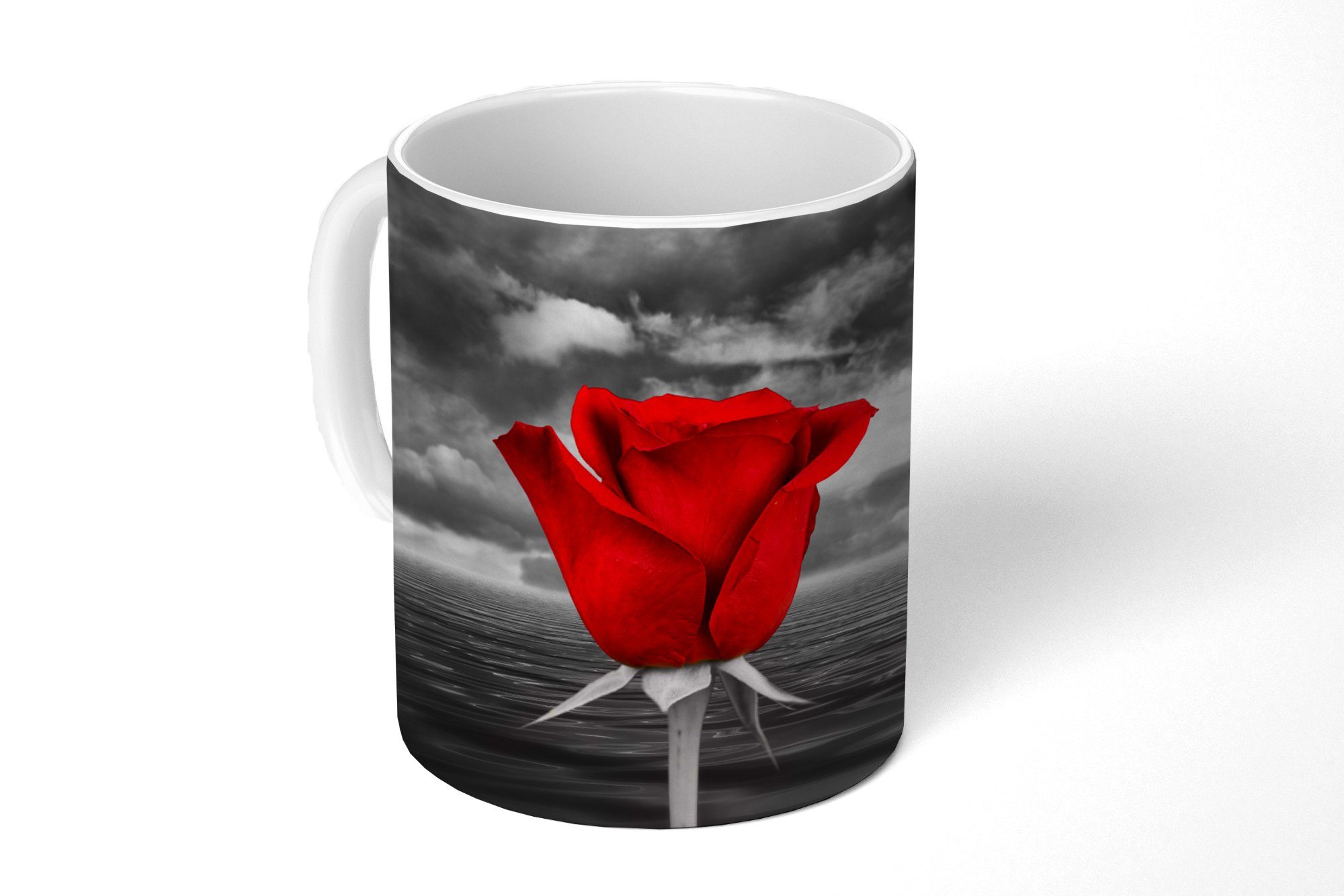 MuchoWow Tasse Schwarz-Weiß-Fotografie einer roten Rose vor einem Meer und einem, Keramik, Kaffeetassen, Teetasse, Becher, Teetasse, Geschenk