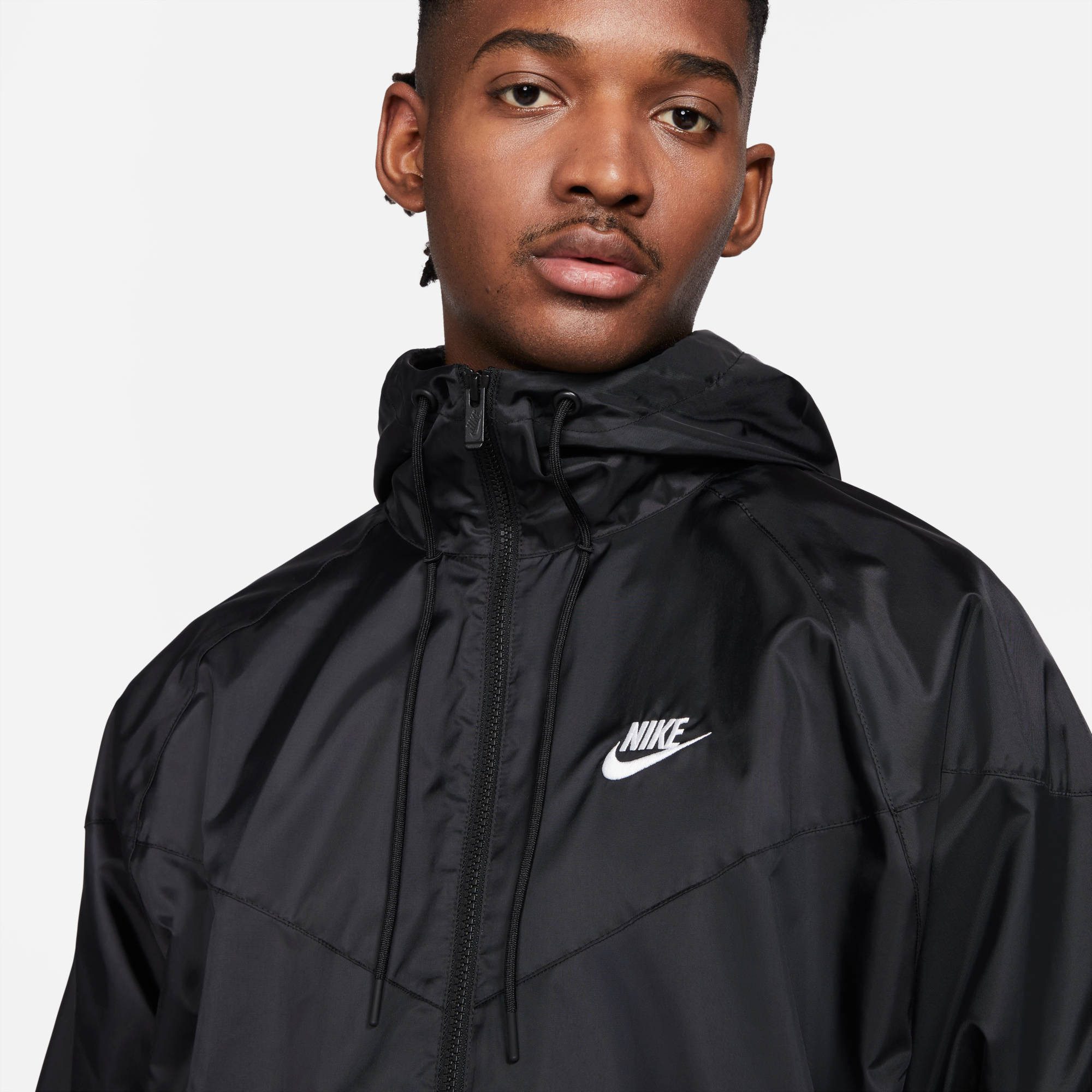 Nike Sportswear Windbreaker M NK WVN LND WR HD JKT mit Mesh-Futter, leichtes Material, normaler Schnitt
