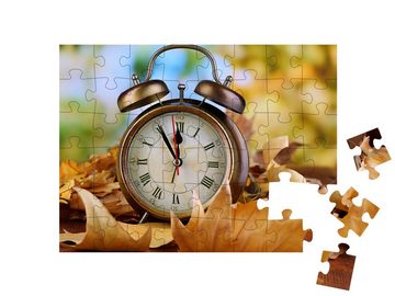 puzzleYOU Puzzle Alte Uhr auf Blättern im Herbst, 48 Puzzleteile, puzzleYOU-Kollektionen Uhren