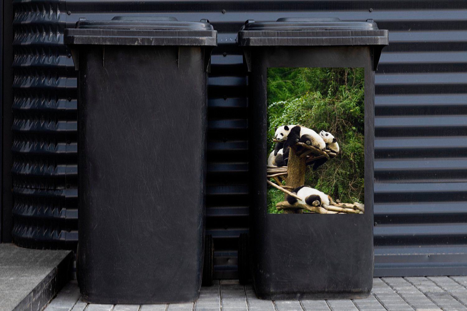 MuchoWow Wandsticker Pandas - Holz Container, St), Abfalbehälter - Treppe Sticker, (1 Mülltonne, Mülleimer-aufkleber