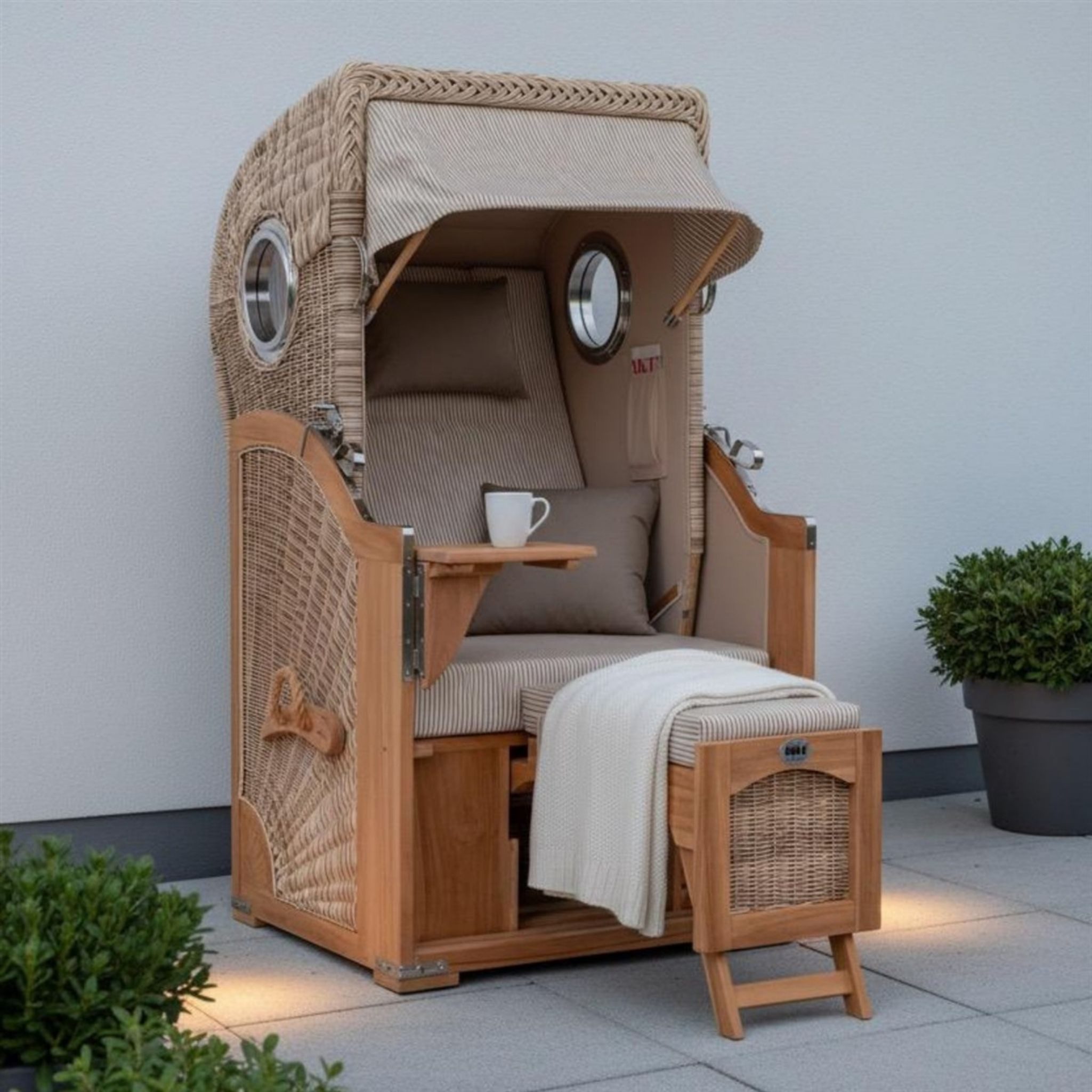 MR.DEKO Strandkorb 1-Sitzer Single Teak Shell Volllieger mit Bullaugen, BxTxH: 96x80x165 cm, Vollieger, Düne Single, (Fertig montierter Strandkorb für Garten, Terrasse & Balkon, 1-tlg), Wetterfester Volllieger mit Edelstahlbeschlägen & waschbaren Polstern