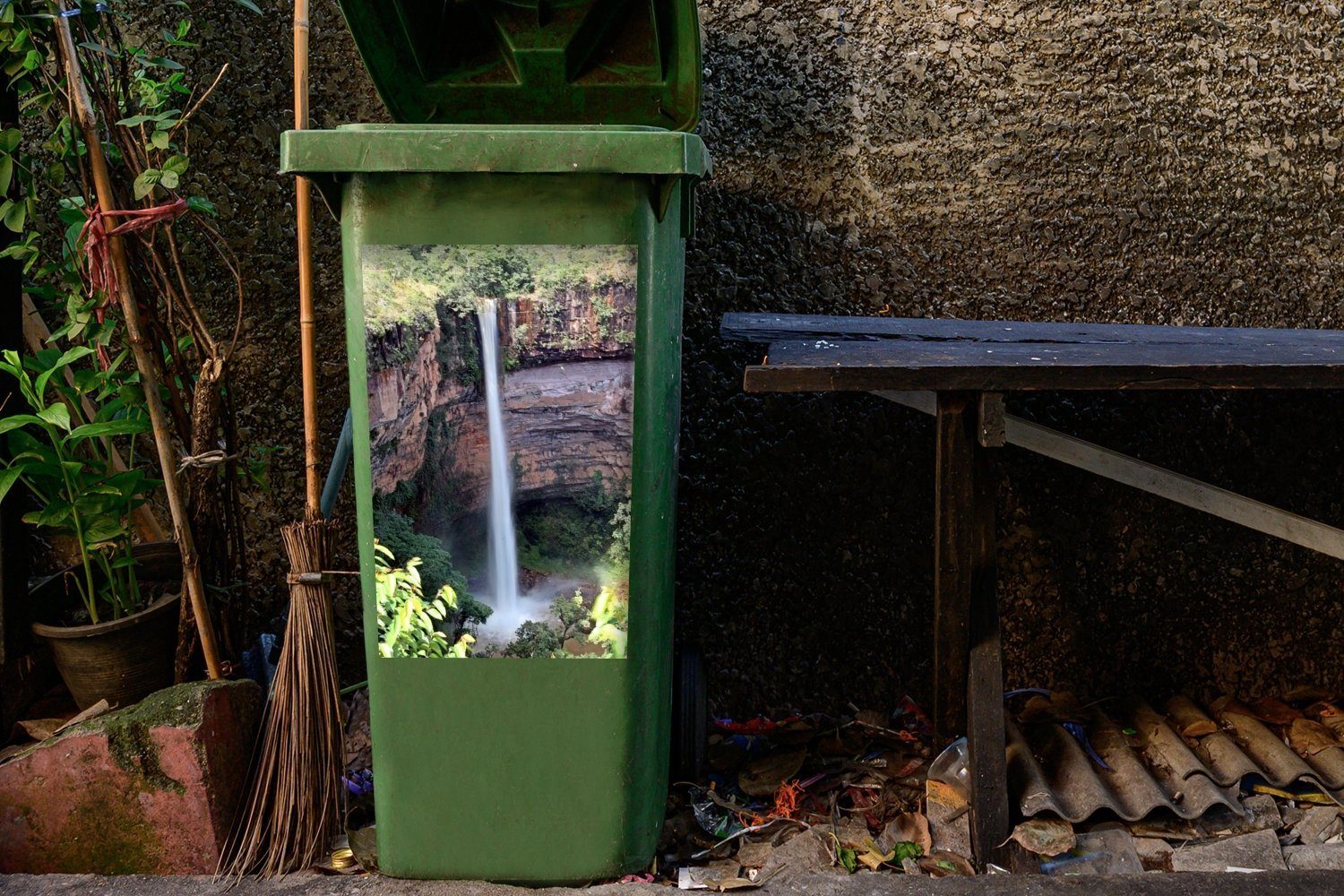 MuchoWow Wandsticker Wasserfall bei den (1 Felsen Mülltonne, Container, Abfalbehälter St), Sticker, Mülleimer-aufkleber