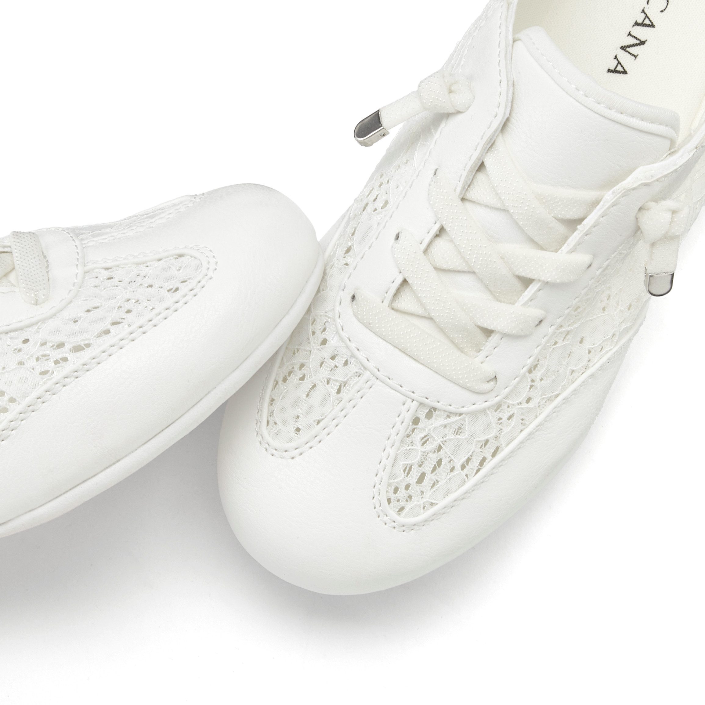 LASCANA Freizeitschuh, Halbschuh, Slip-On-Sneaker, mit modischen Spitzendetails & herausnehmbarer Innensohle VEGAN