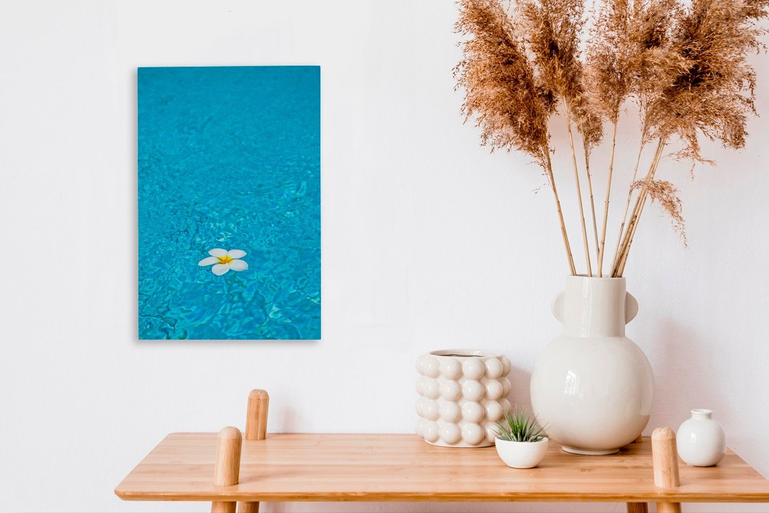 Leinwandbild in einem fertig St), Zackenaufhänger, (1 OneMillionCanvasses® bespannt Plumeria-Blüte inkl. hellblauen Pool, Gemälde, Leinwandbild cm 20x30