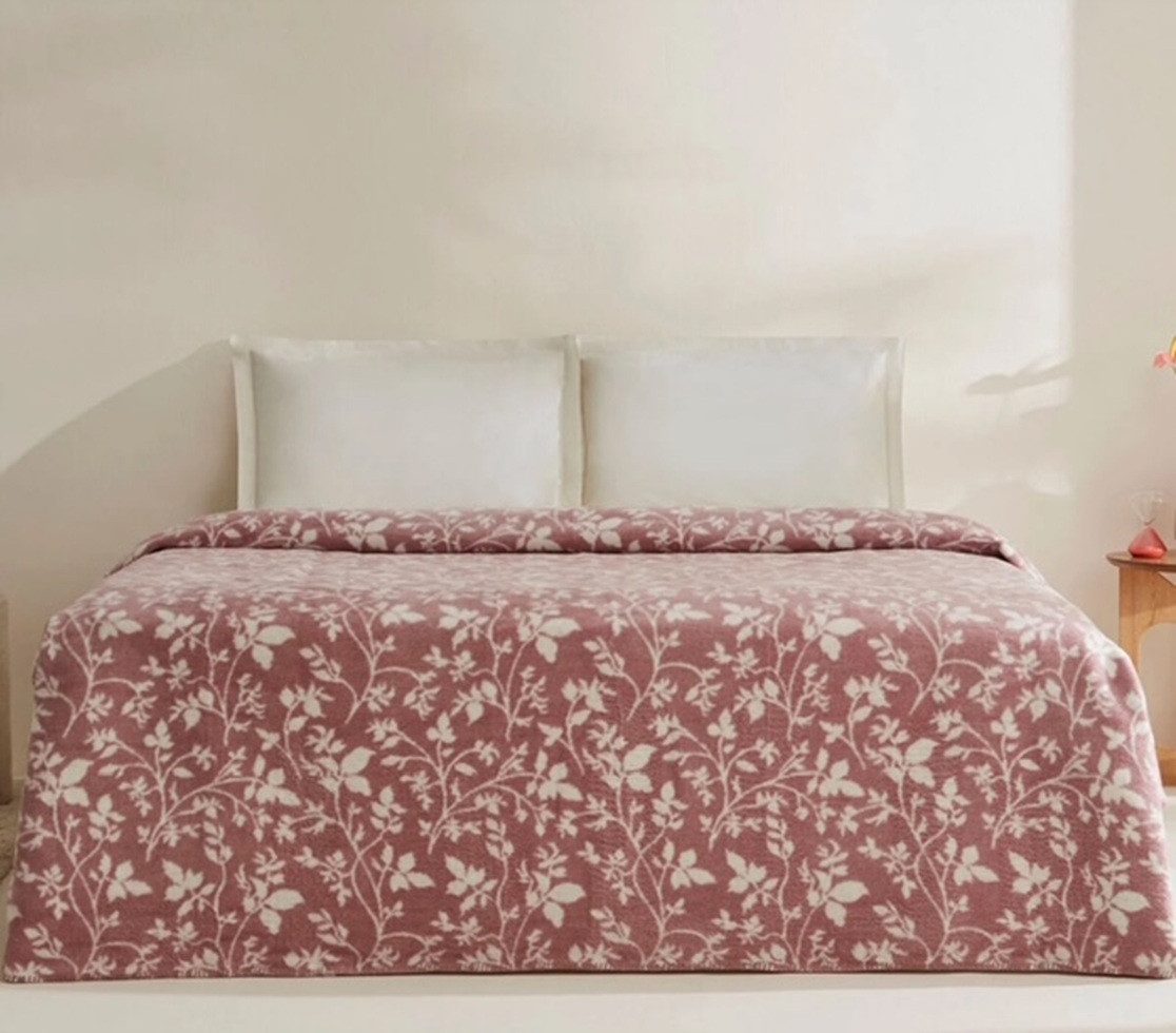 Wohndecke Wohndecke Cintia in leicht Rose mit Muster aus Biobaumwolle Mix, Sandiik, weich zart gemütlich wärmend