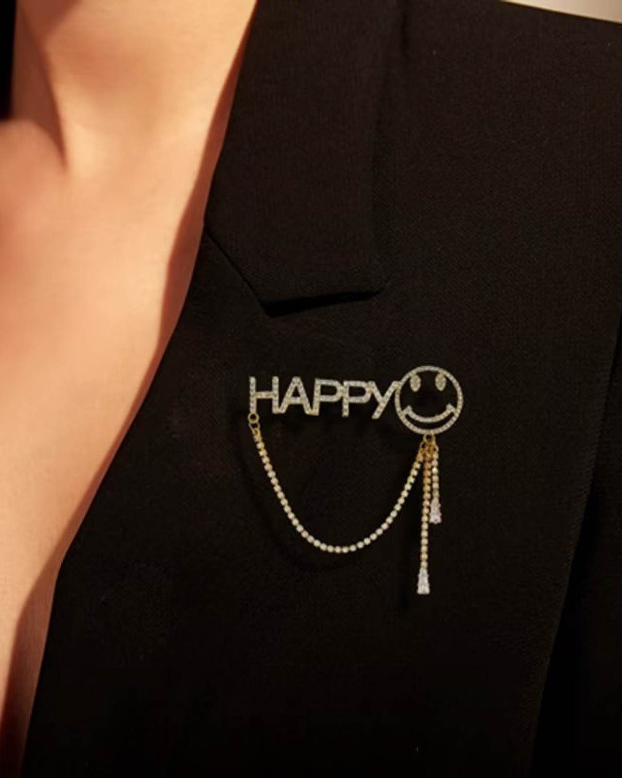 MayTree Brosche "HAPPY", mit Strass-Stein Kette (Stück, 1-tlg), Metallbrosche Buchstaben HAPPY, Smiley und Kette, Strass-Steine