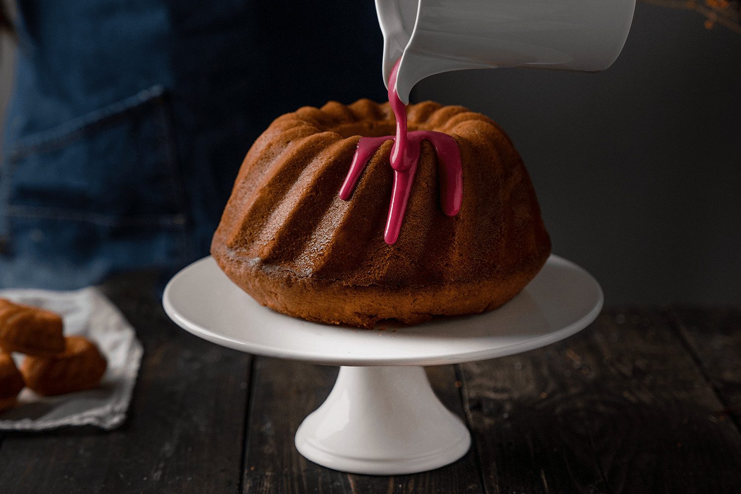 Sallys Tortenständer aus Keramik -Tortenplatte in Weiß mit Fuß, Kuchenplatte zum Dekorieren, zeitloses Design