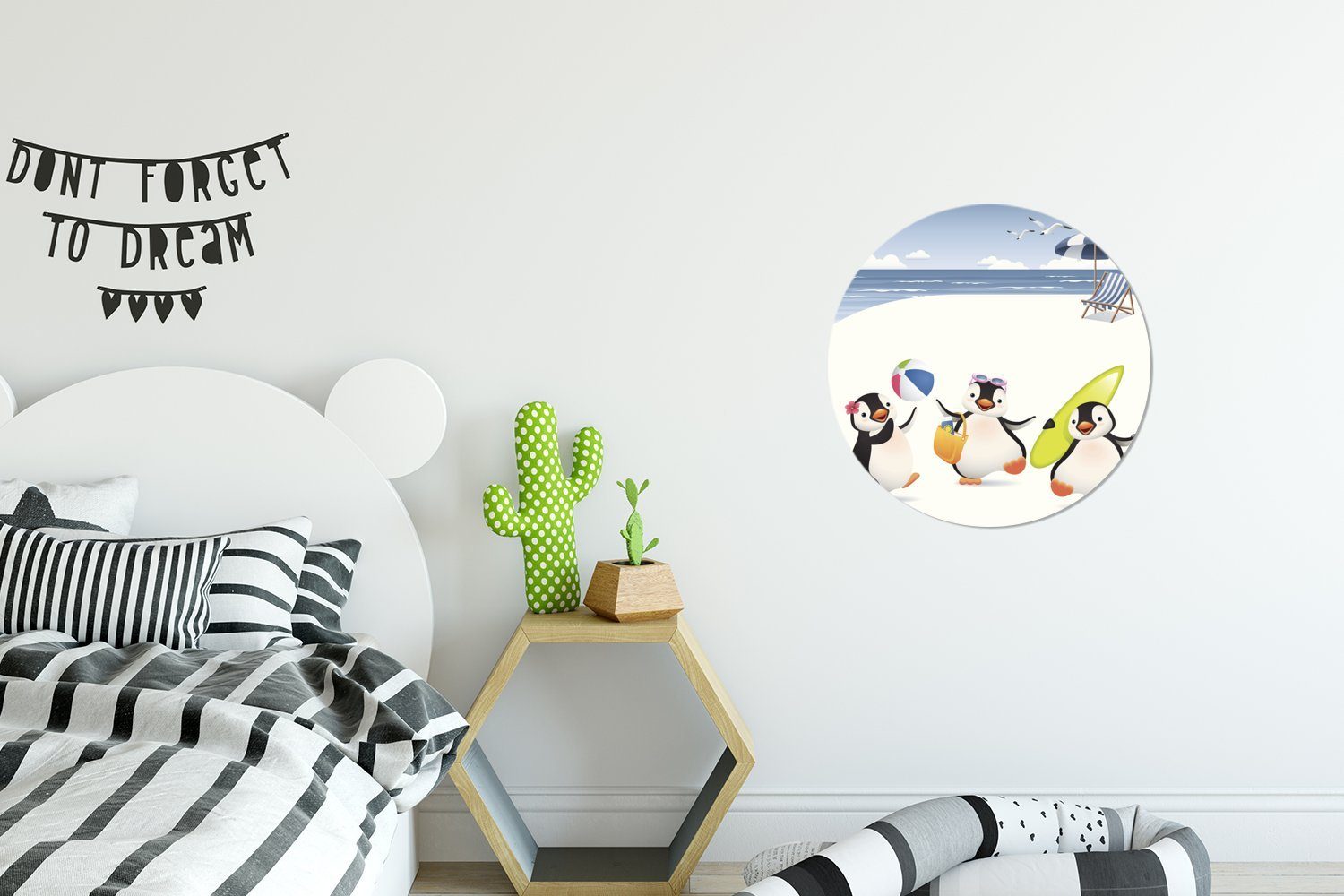 Strand Wohnzimmer Tapetenaufkleber, Pinguinen, drei Kinderzimmer, Tapetenkreis am Rund, MuchoWow (1 die für Illustration von Wandsticker spielen St),