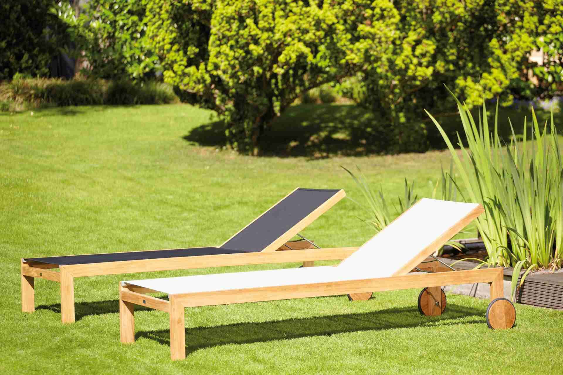 jankurtz Gartenliege Sonoma aus Teakholz mit Rollen, Schwarz, Stapelbar, verstellbare Rückenlehne, hochwertige Rollen aus Teakholz